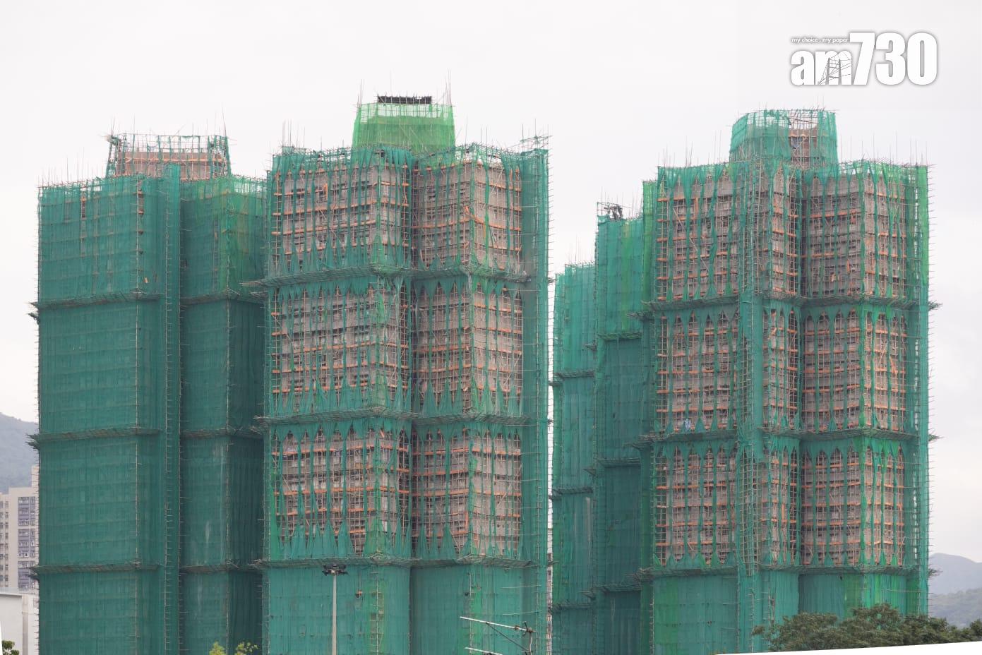 颱風樺加沙| 天文台於下午2時20分改發八號前夕,市面做好防風措施。(蘇文傑攝)