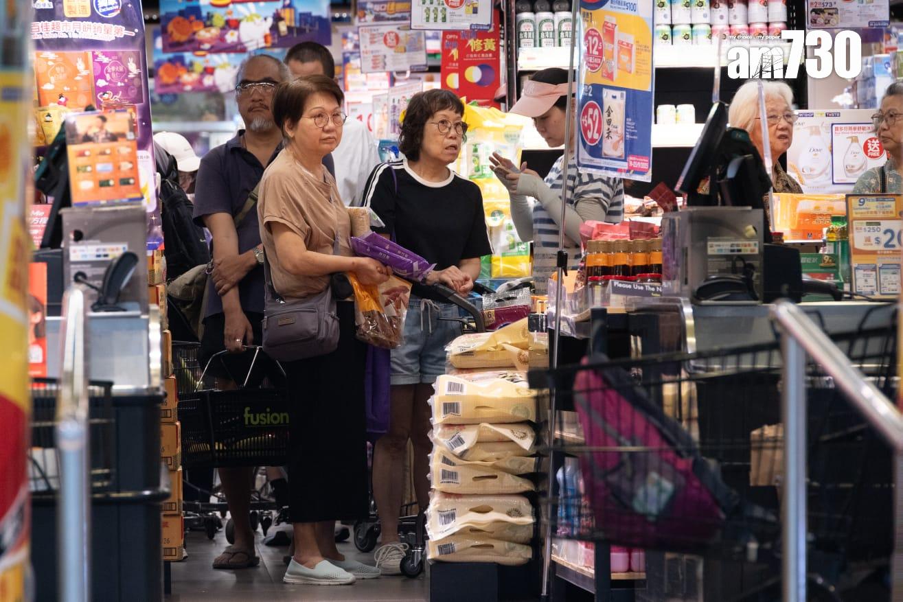 颱風樺加沙| 天文台於下午2時20分改發八號前夕,市面做好防風措施,市民於最後一刻「補糧」。(蘇文傑攝)
