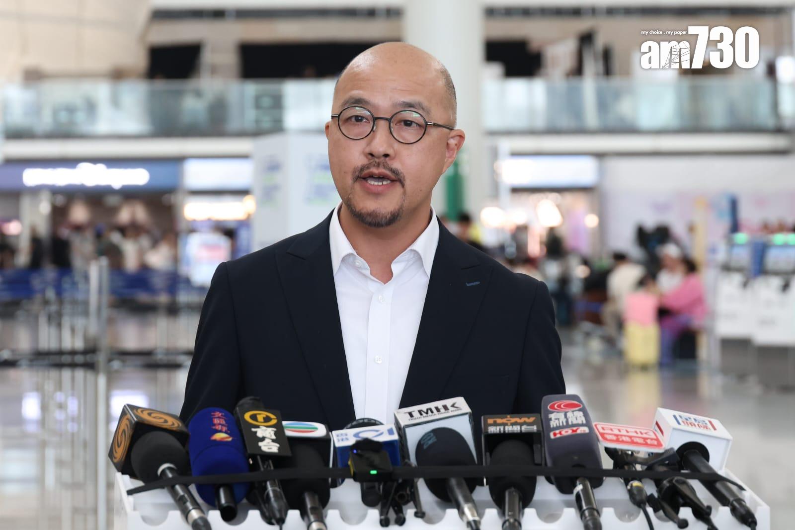 颱風樺加沙|機管局機場服務總監楊達榮交代機場最新安排。(周令知攝)