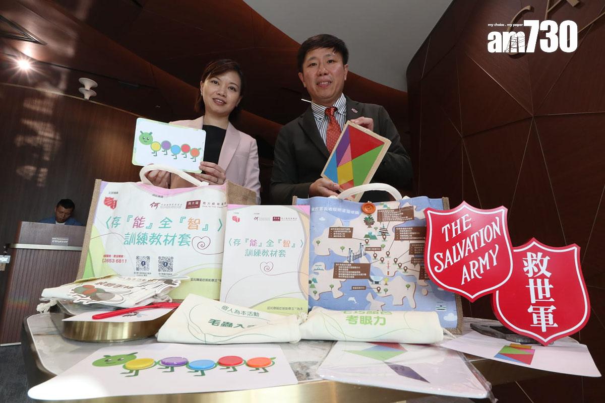 孫海東(右)希望,這套療法可讓認知障礙症患者接受治療時更開心;旁為陳裕麗。(鍾式明攝)