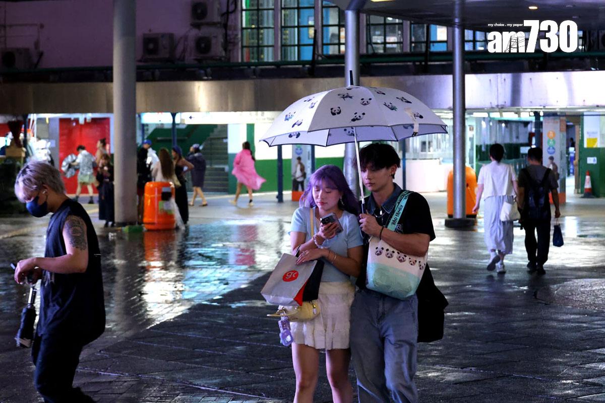 八號東南烈風或暴風信號生效期間,尖沙咀仍有零星市民和遊客。(林俊源攝)