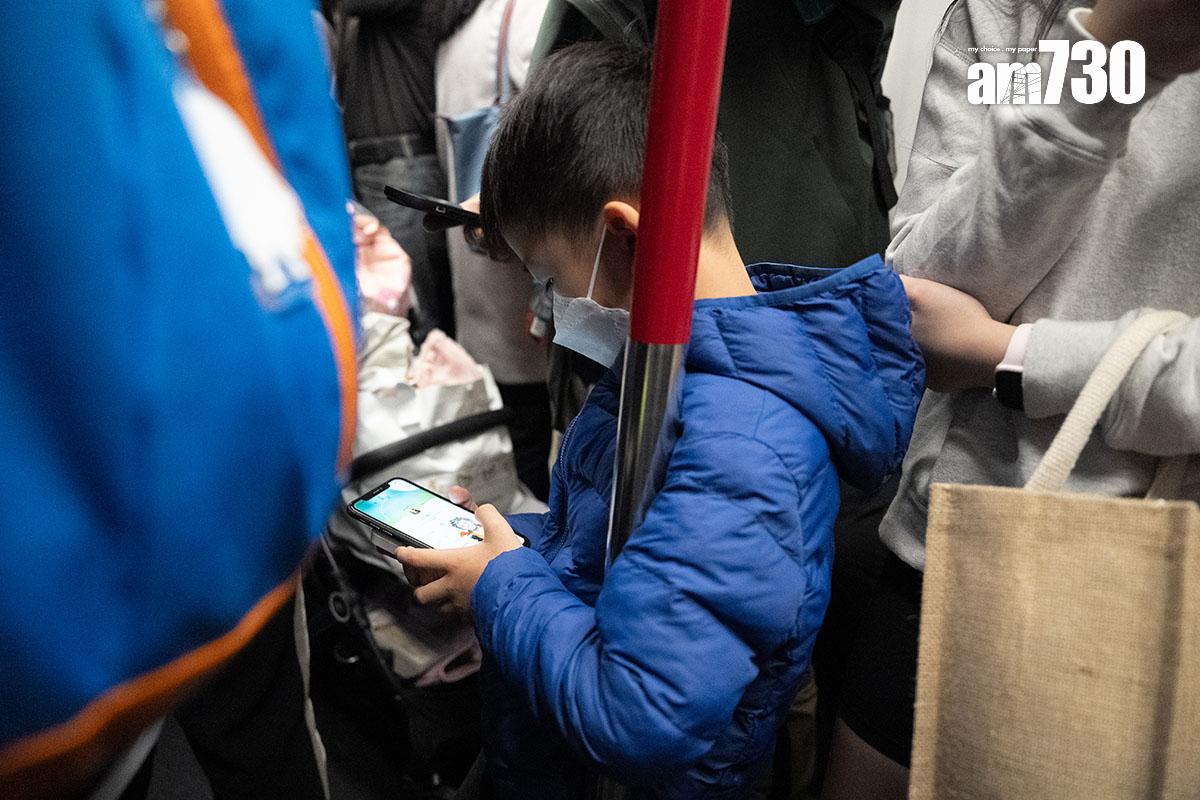 衞生署將更新兒童及青少年使用電子屏幕及社交媒體的指引。(資料圖片)