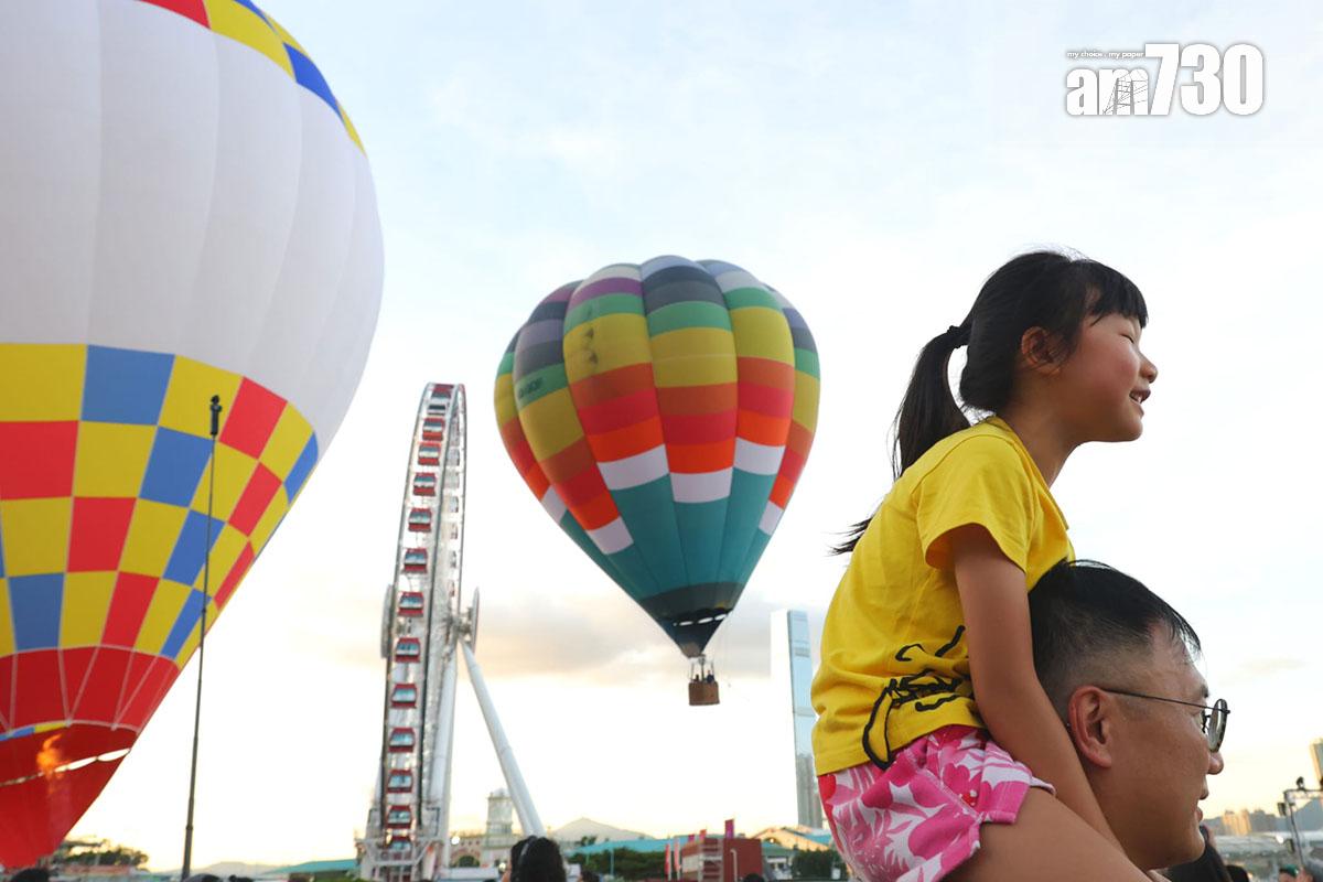 香港國際熱氣球節一連4日在中環海濱舉行,惟因未獲政府批准,熱氣球不得接載公眾。(林俊源攝)
