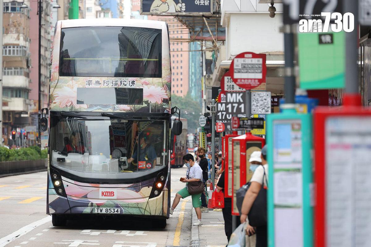 超強颱風樺加沙襲港,公共交通服務今日日間大致維持正常。(林俊源攝)