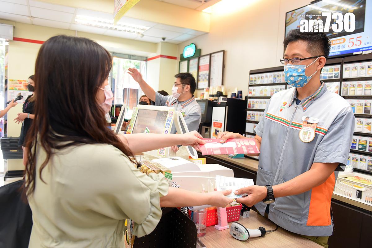 台灣有插畫家描繪當局在便利店買煙「放蛇」的手法。(示意圖,資料圖片/中通社)