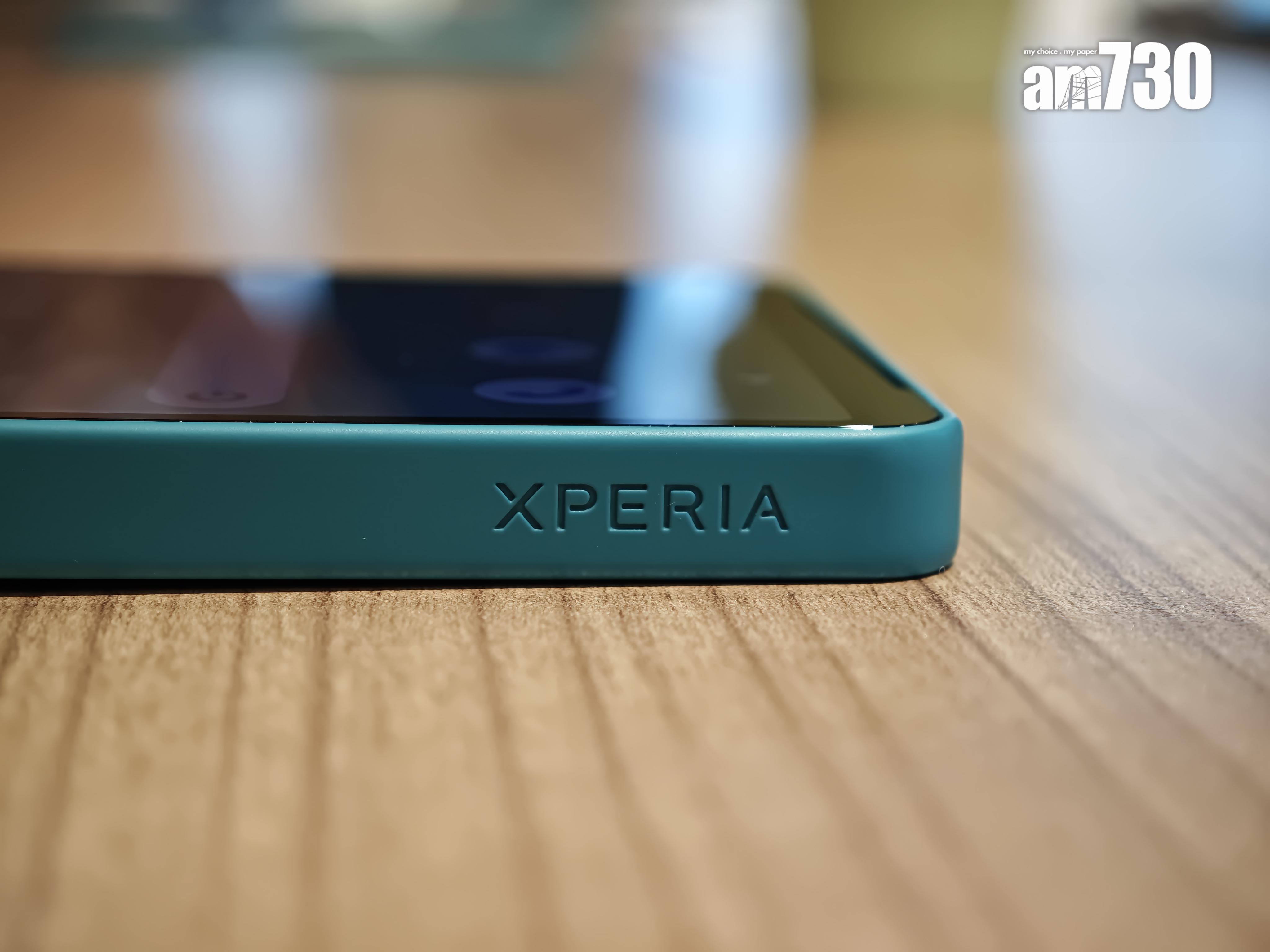 Sony Xperia 10 VII機側刻有XPERIA字樣。