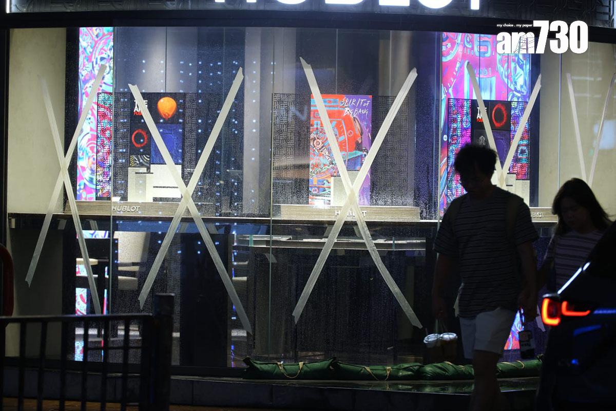 市區不少商戶正準備防風措施。(林俊源攝)