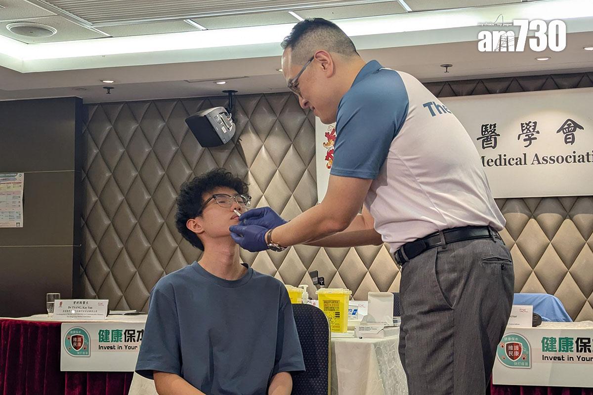 有醫科生即場接受噴鼻式流感疫苗。(羅庸軒攝)