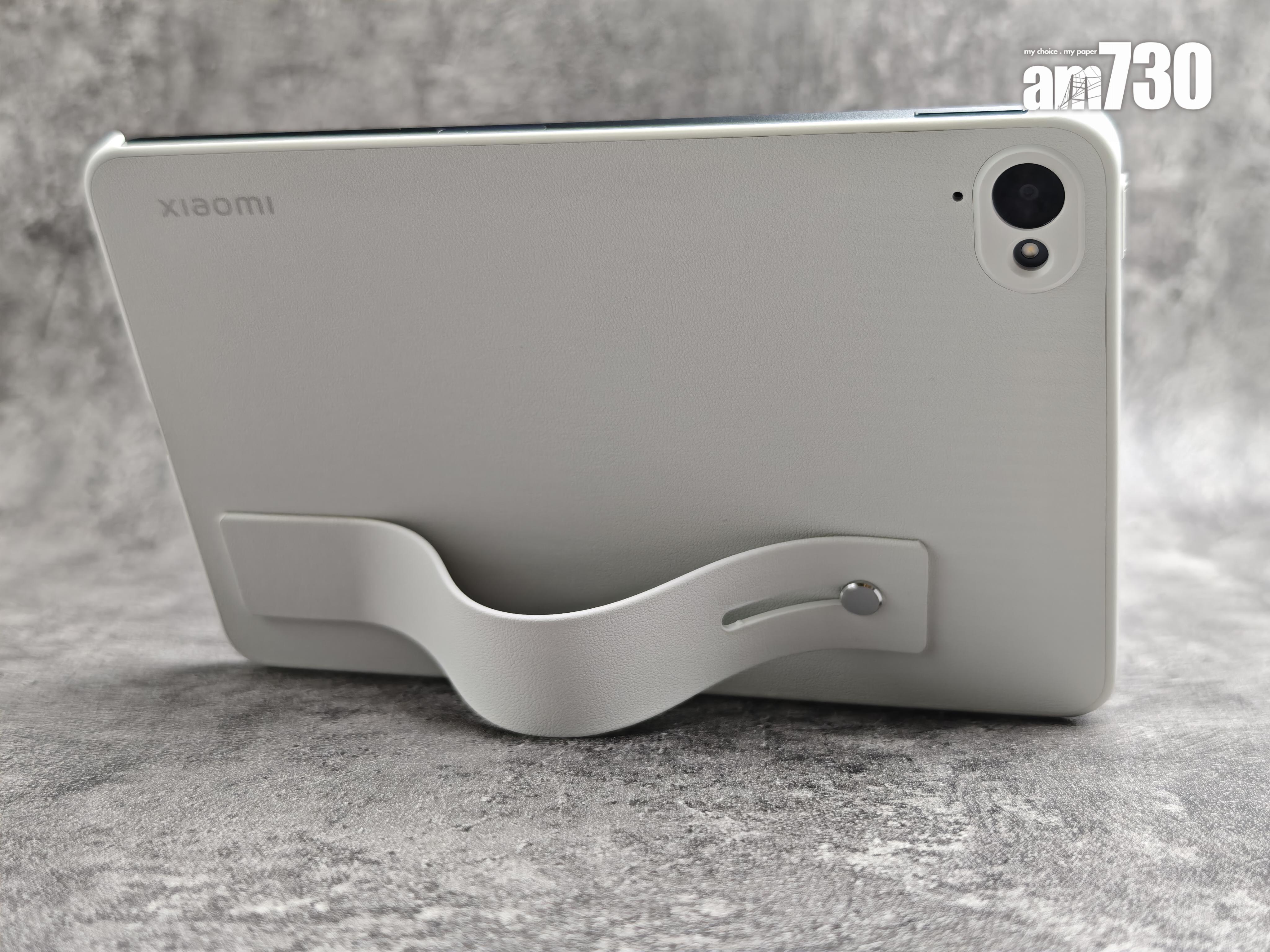 Xiaomi Pad Mini的保護套後方以特色手腕帶設計。