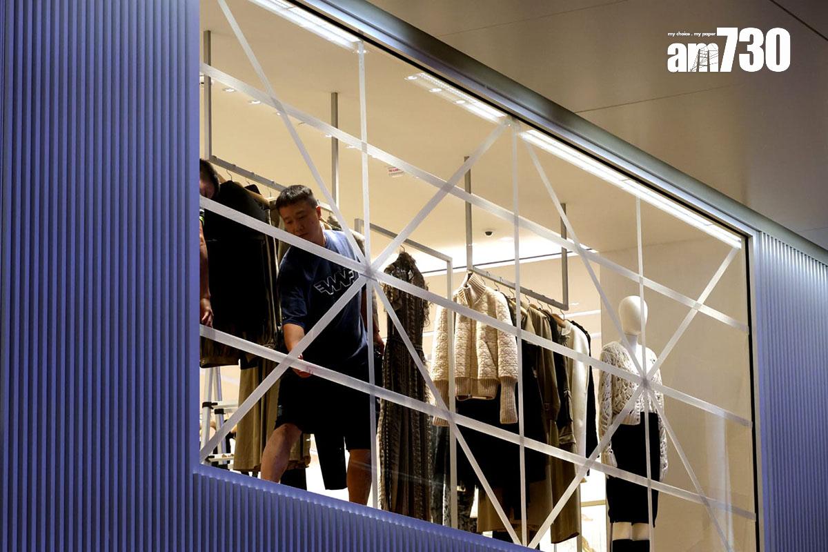 市區不少商戶正準備防風措施。(林俊源攝)