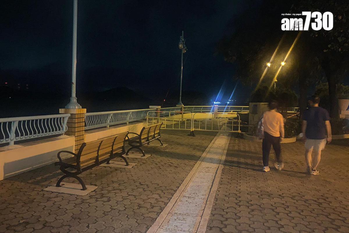 颱風期間有人帶同兒童到海怡半島岸邊觀浪被捕。(吳浩南攝)