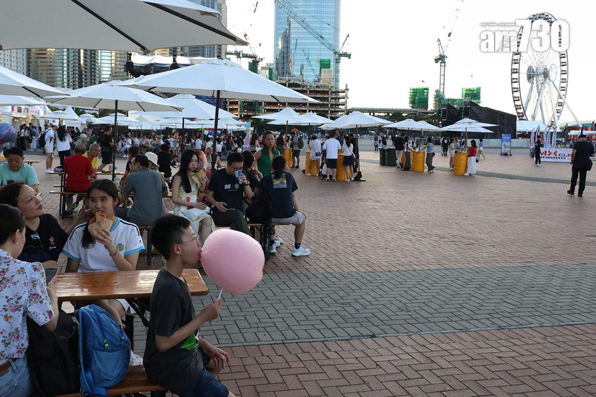 香港國際熱氣球節一連4日在中環海濱舉行,惟因未獲政府批准,熱氣球不得接載公眾。(林俊源攝)