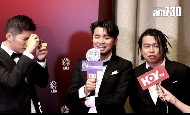 游學修在訪問期間,拿出相機紀錄兩位拍檔許賢和蘇致豪的受訪實況。(娛樂組攝)