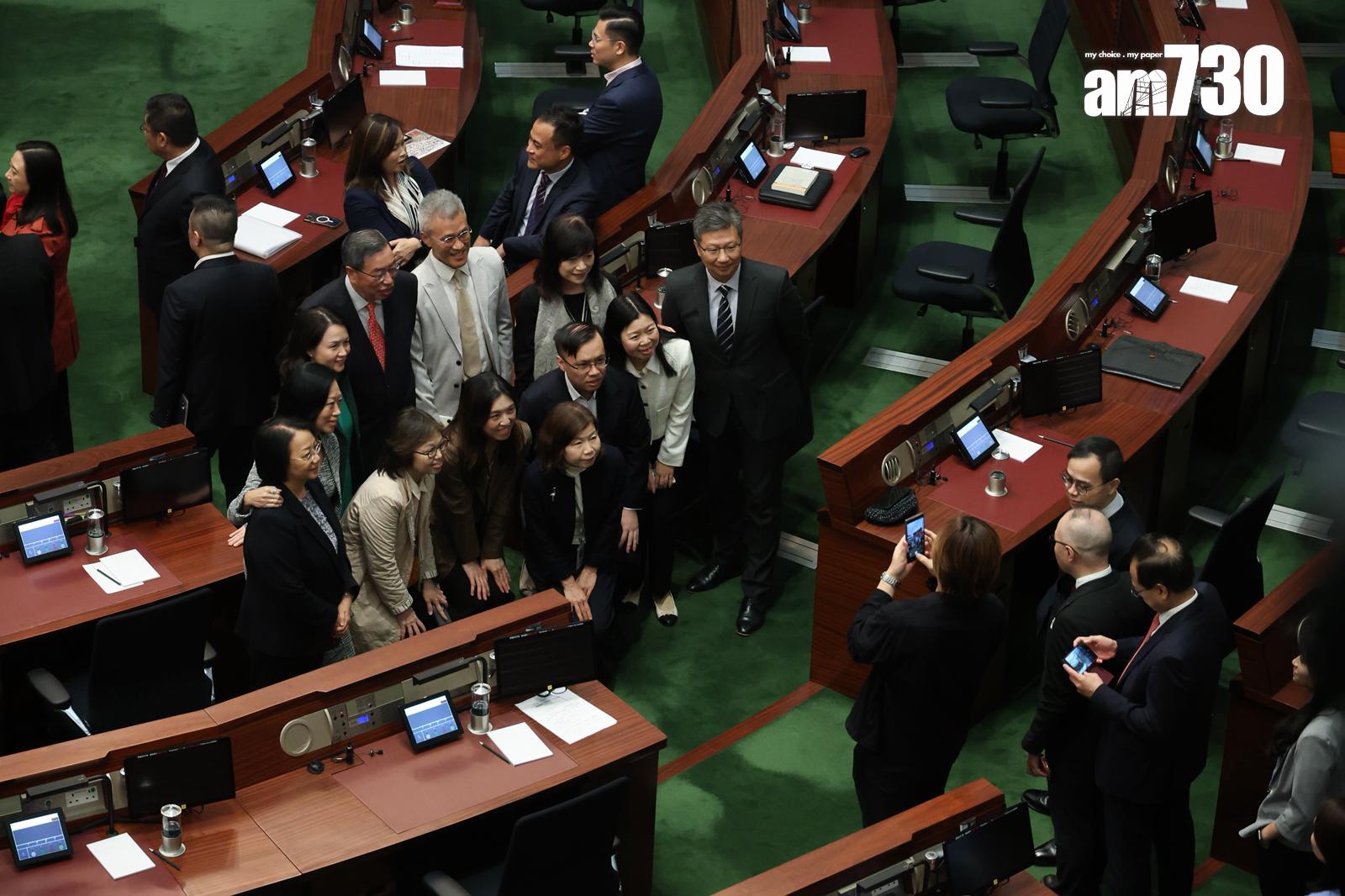 立法會本屆會期最後一次會議結束,議員在會議廳拍攝合照。(周令知攝)
