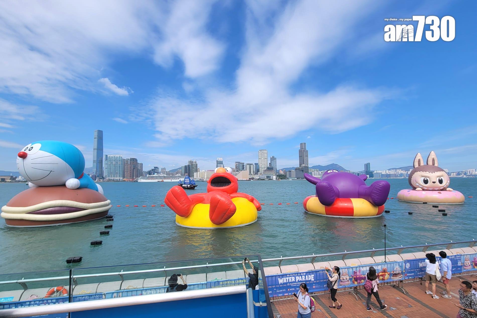 維港海上大巡遊呈現4卡通海上充氣雕塑(林俊源攝)