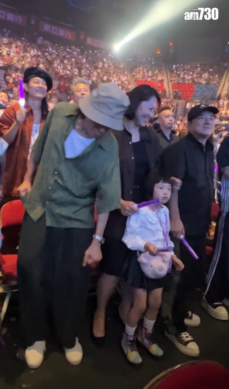 黃子華手舞足蹈,逗呂方的女兒跳舞。