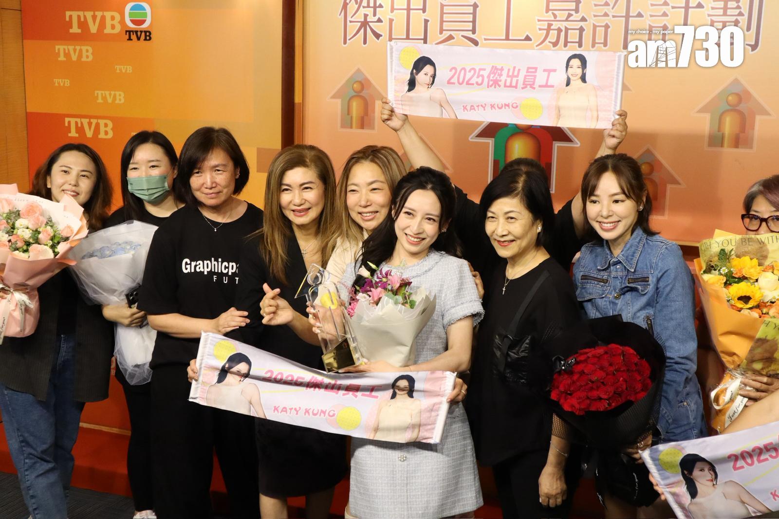 龔嘉欣今天(2日)頒發傑出員工獎。(娛樂組攝)