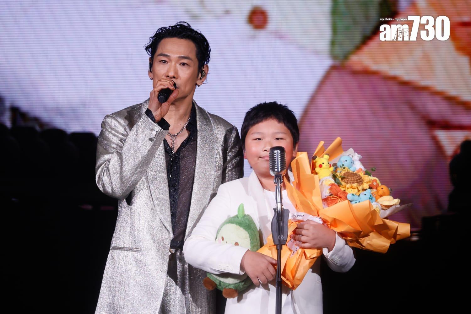 杜德偉巡迴演唱會舉行香港站尾場,與8歲囝囝AJ擔任表演嘉賓獲獻花。(蘇文傑攝)