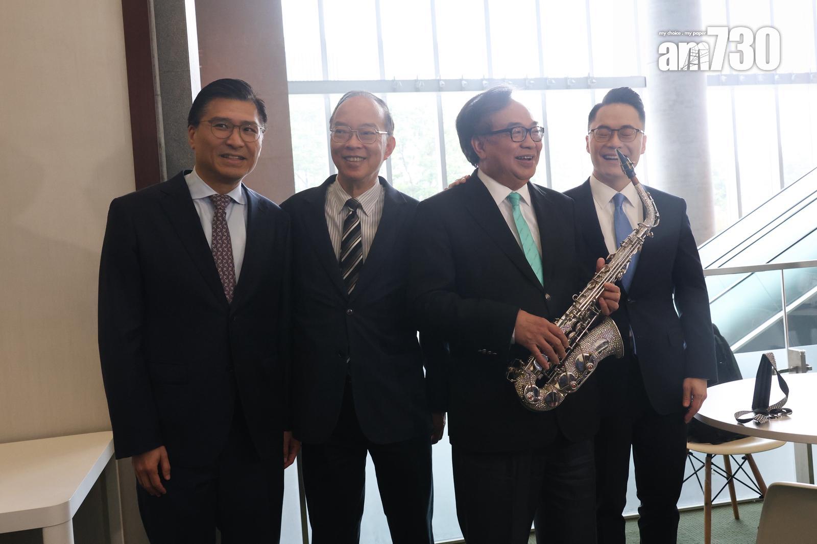 立法會本屆會期最後一次會議結束,宣布退下火線的經民聯主席盧偉國於立法會地下吹奏色士風。(周令知攝)