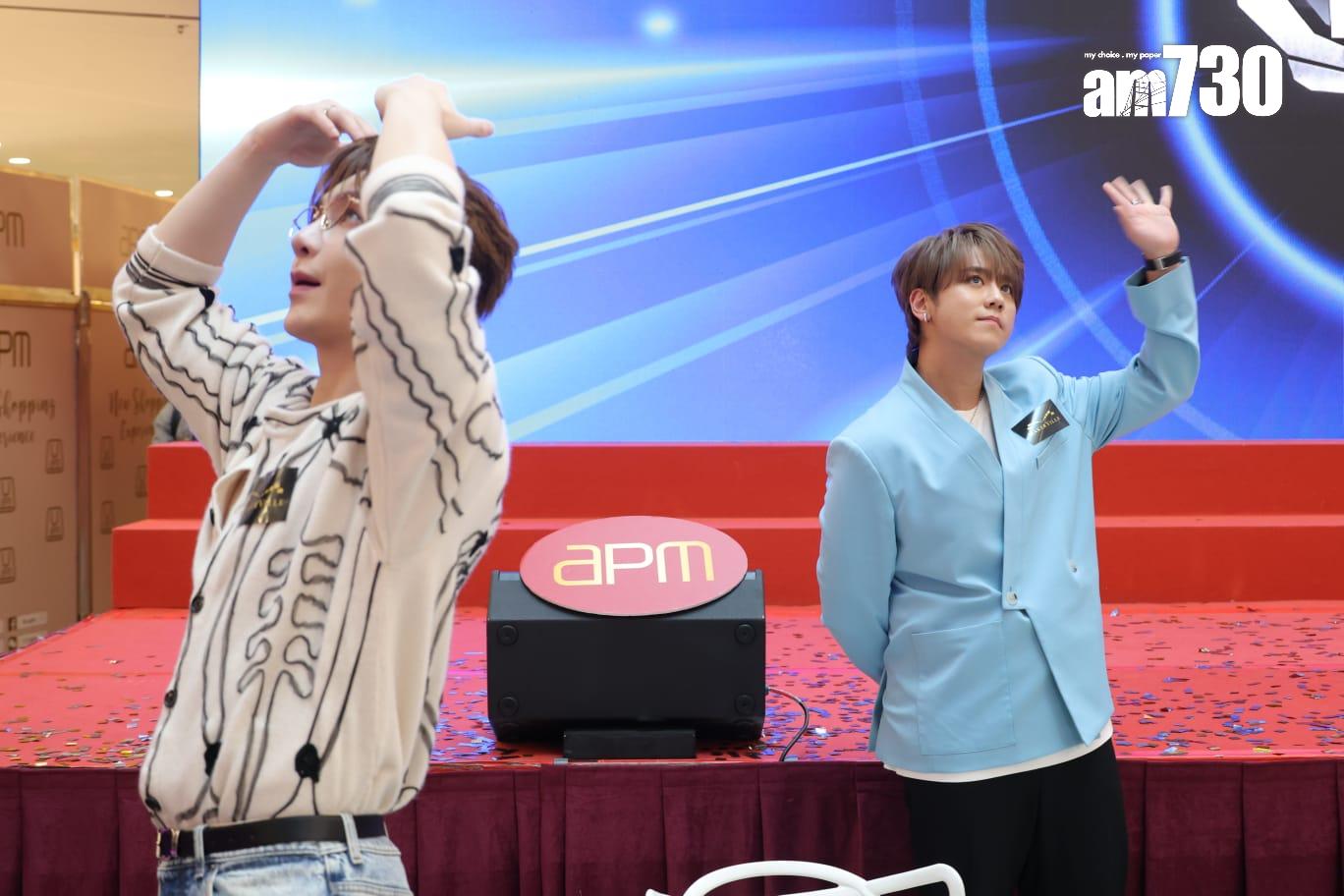 姜濤和Anson Lo向現場fans派心。(林俊源攝)