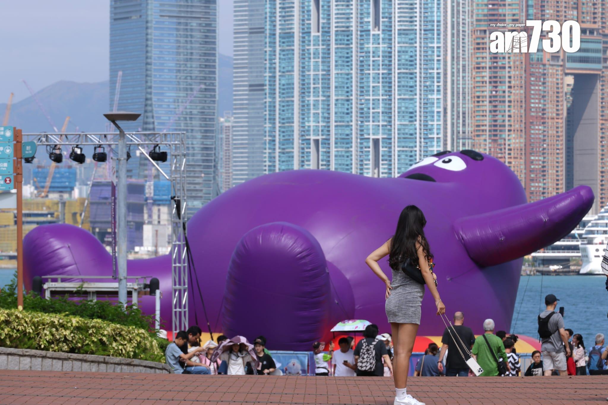 維港海上大巡遊呈現4卡通海上充氣雕塑(林俊源攝)