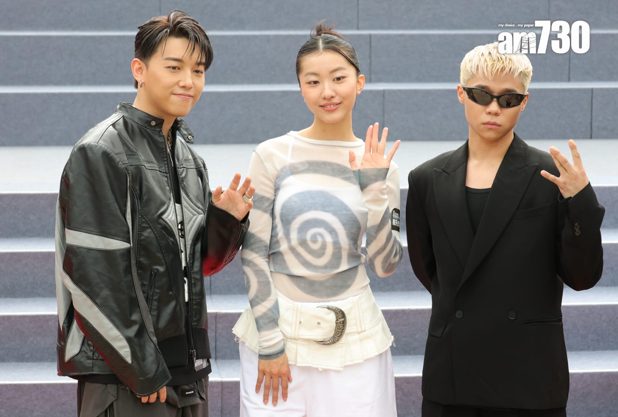 MC張天賦與陳康堤CONSTANCE(包包)和Gareth T(湯令山)出席叱咤記者會。(吳康琦攝)