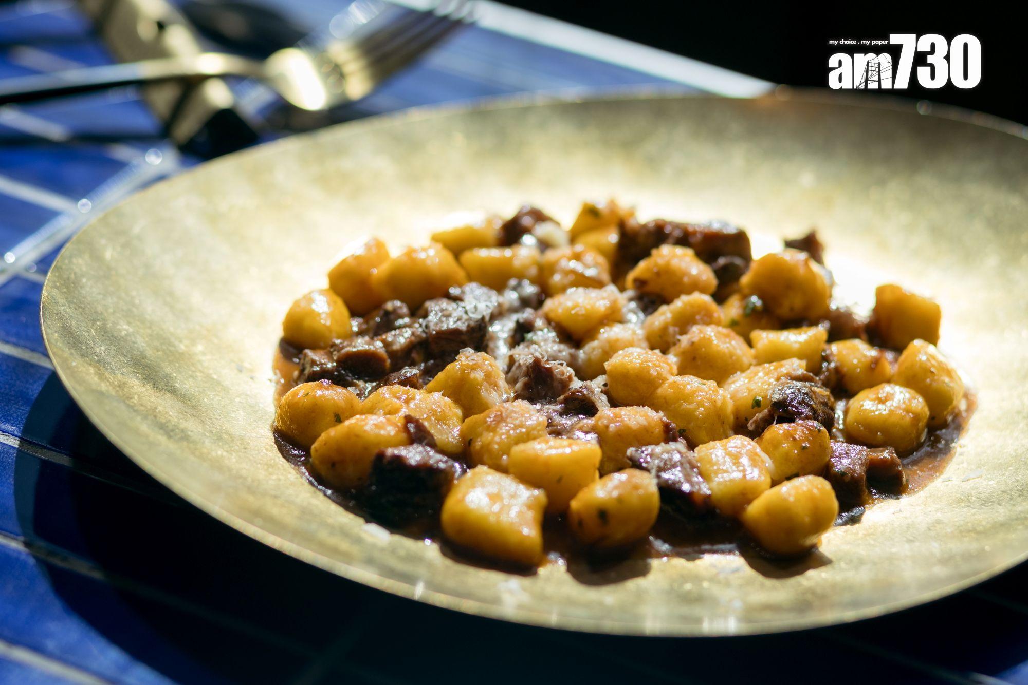 澳洲牛臉肉、手造意式薯團($220全份/ $120半份)薯團軟糯質感似麻糬,牛尾汁肉香滿溢。(周令知攝)