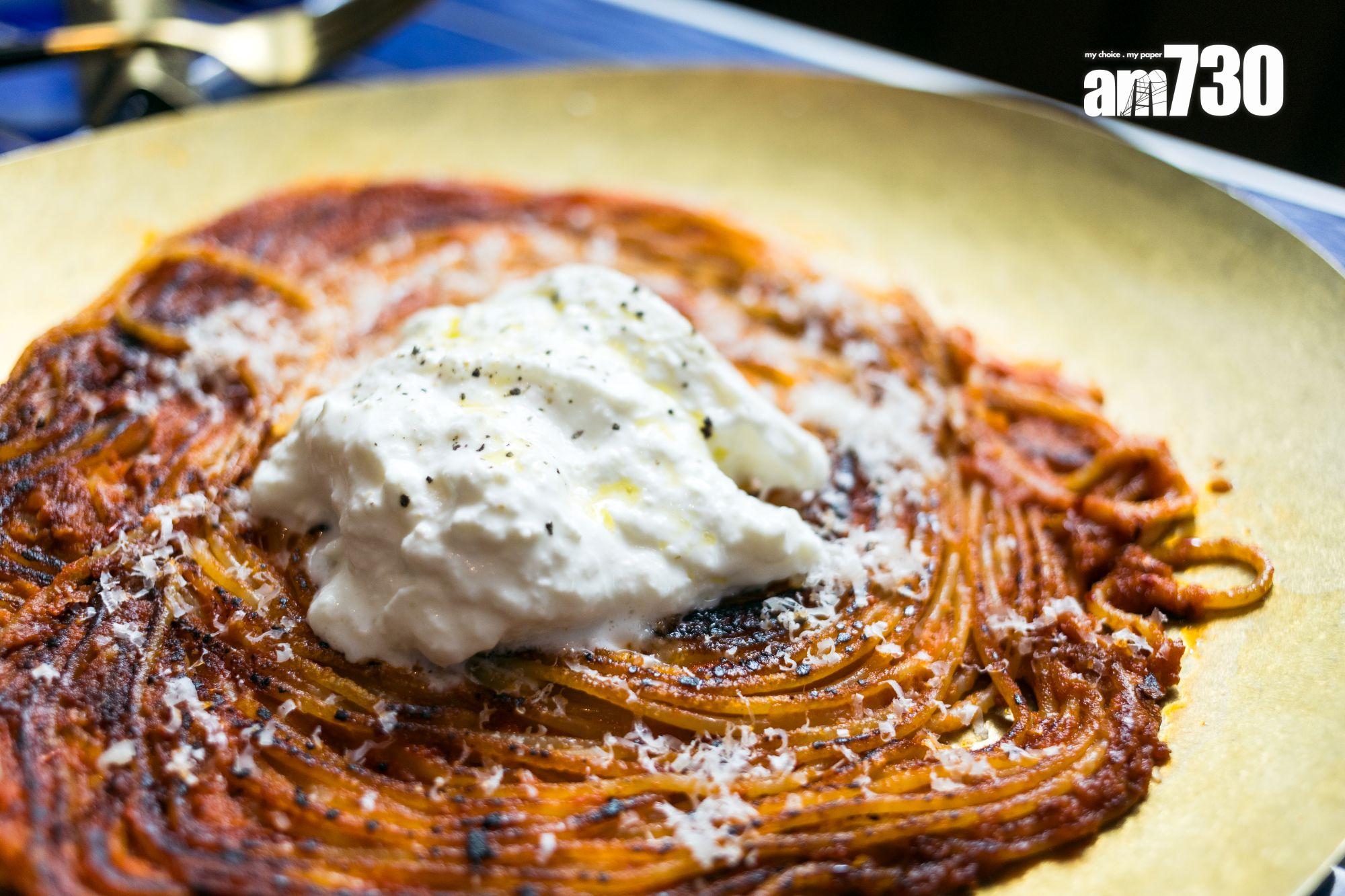 刺客意粉($140) 每條意粉脆中不失彈性,香蒜番茄辣醬極入味。(周令知攝)