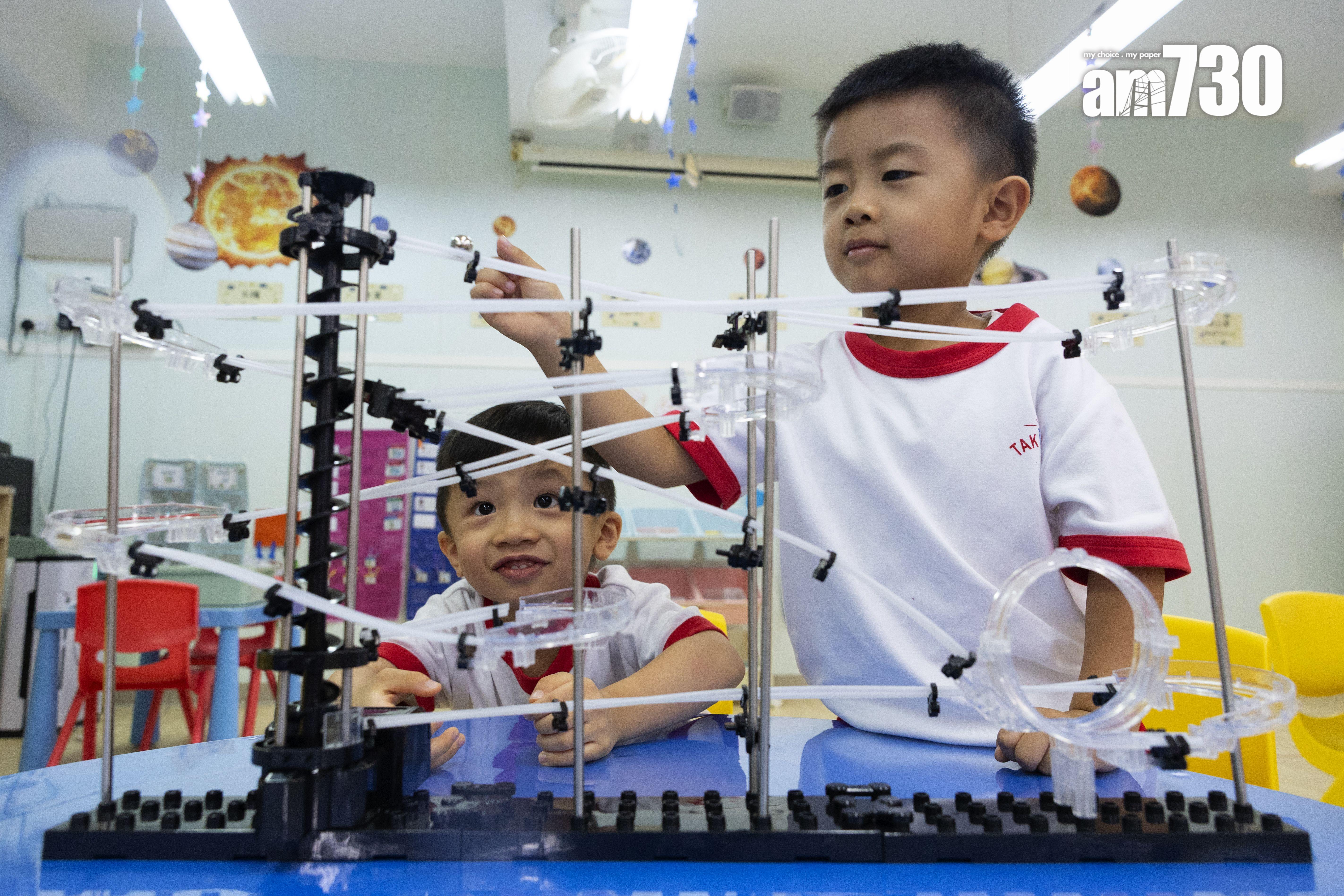 彈珠裝置「Space Rail」有助學生認識「上」「下」空間概念。(蘇文傑攝)