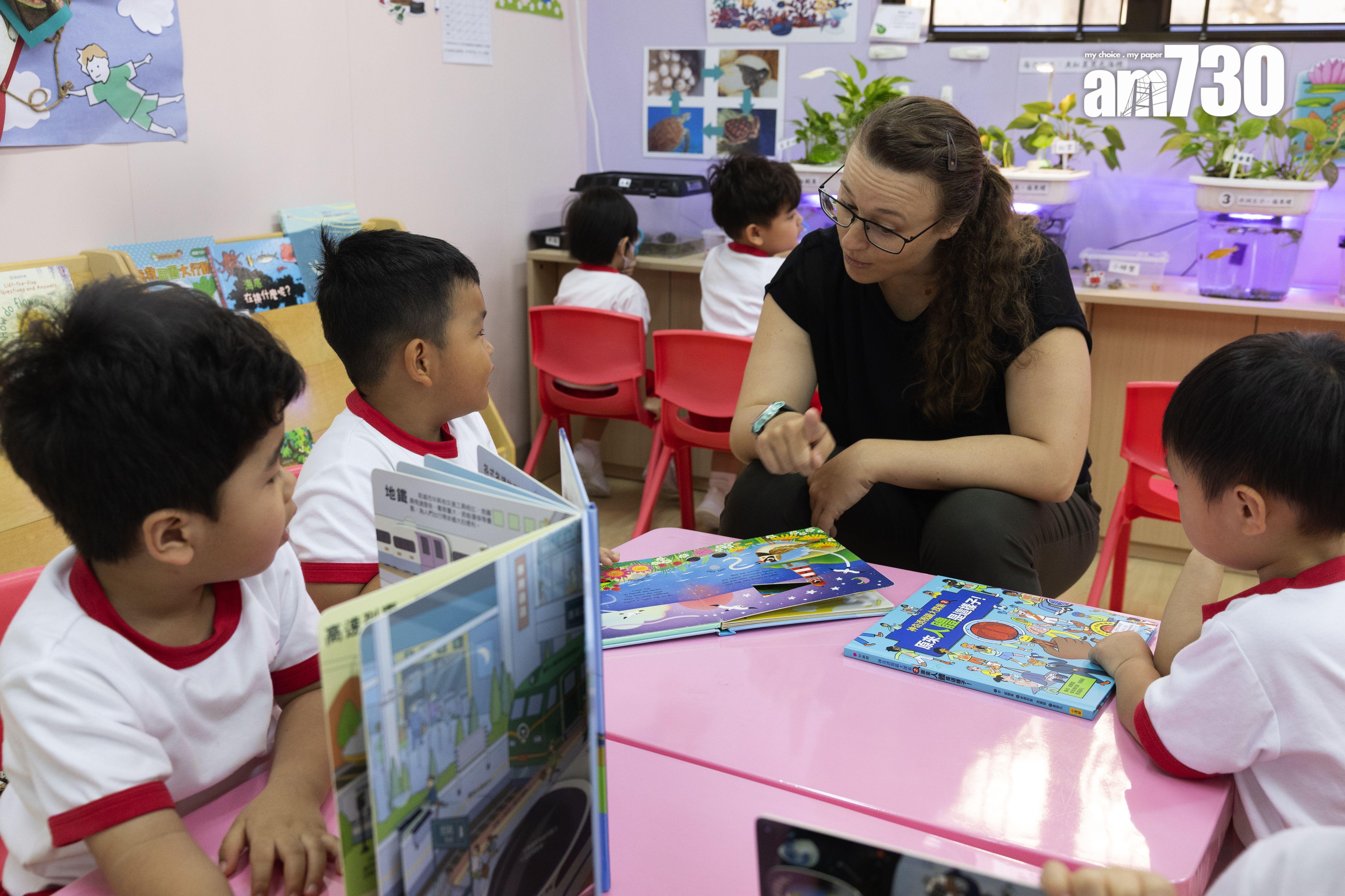 學生亦可與外籍老師交流。(蘇文傑攝)