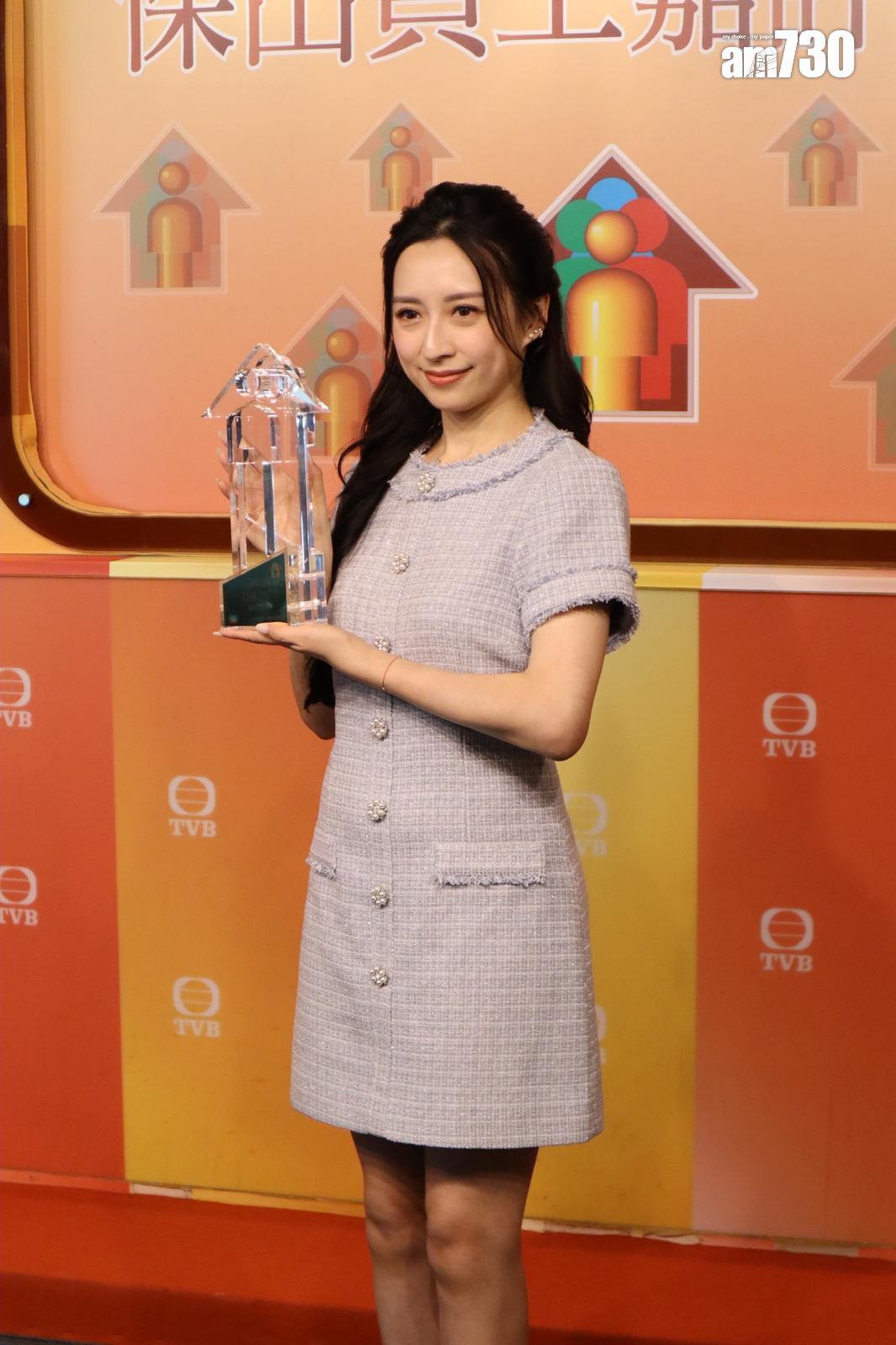 龔嘉欣今天(2日)頒發傑出員工獎。(娛樂組攝)