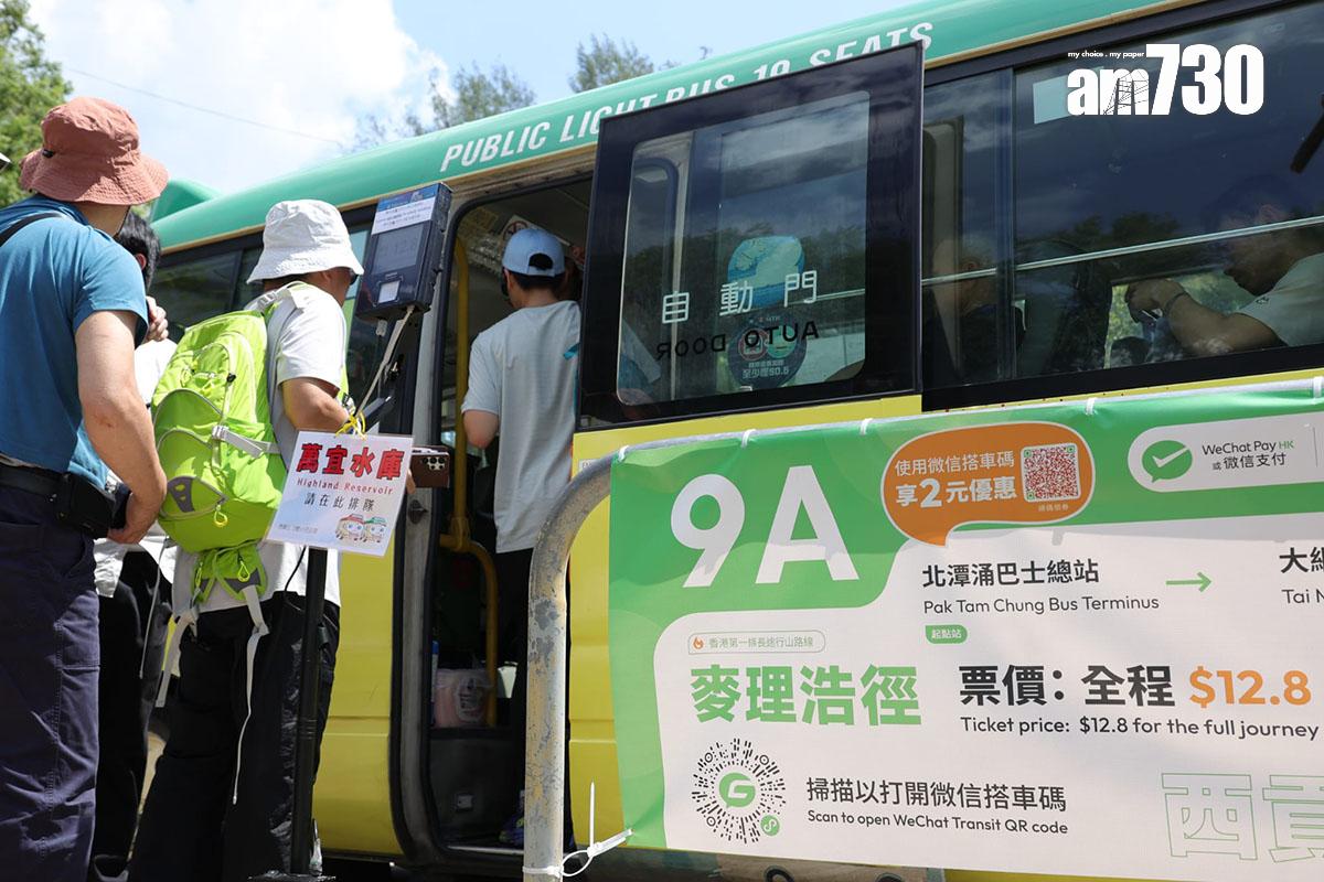 新界專綫小巴9A線用車數量在黃金周期間,由4輛增至最少30輛。(吳康琦攝)