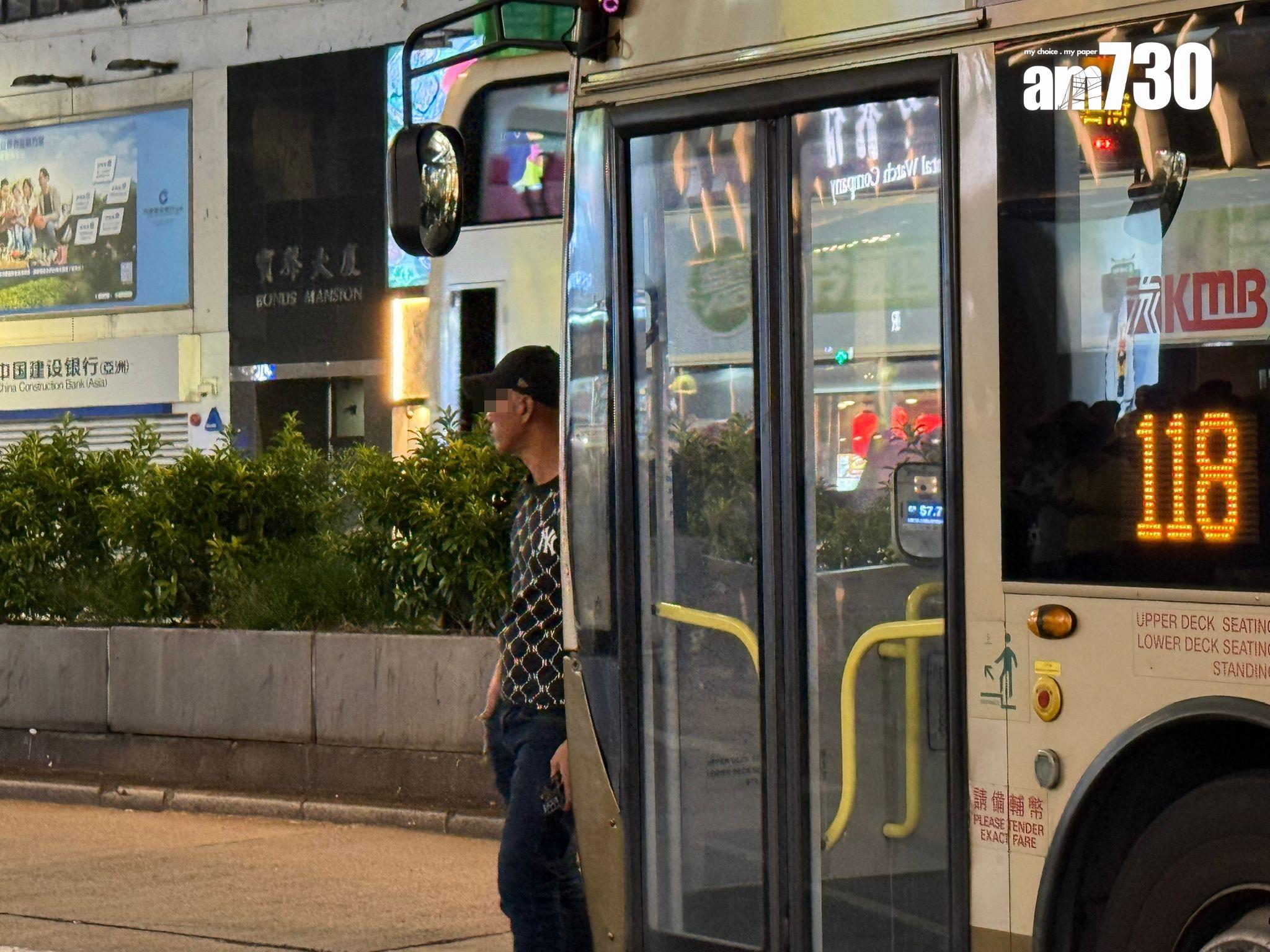 彌敦道發生懷疑醉酒鬧事事件,一名中年漢稱被一輛九巴拒載,於馬路中央阻擋巴士開出,男子離遠見到警察到場欲試圖離開,最後被阻截後由救護車帶走。(《am730》記者攝)