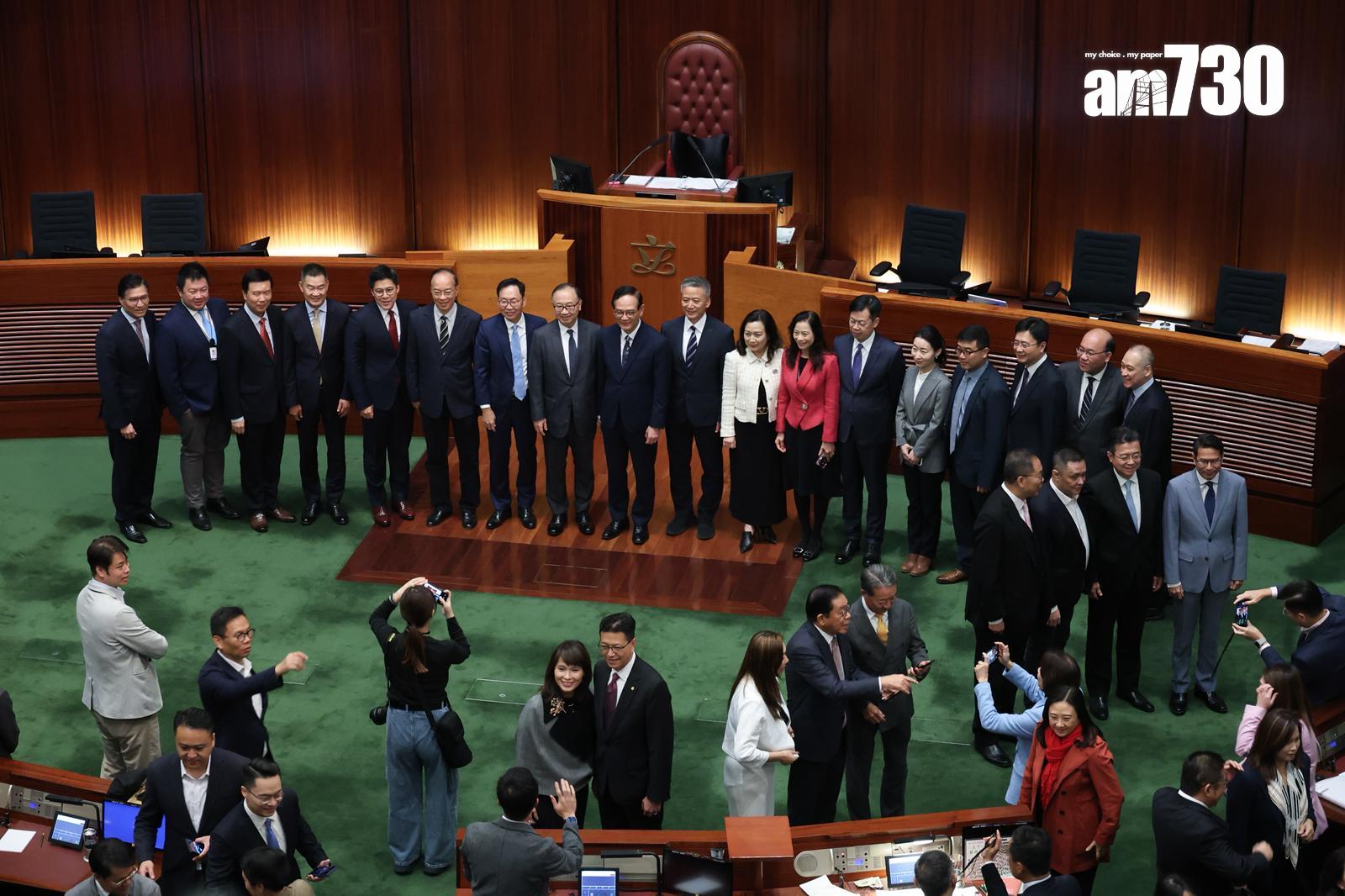 立法會本屆會期最後一次會議結束,議員在會議廳拍攝大合照。(周令知攝)