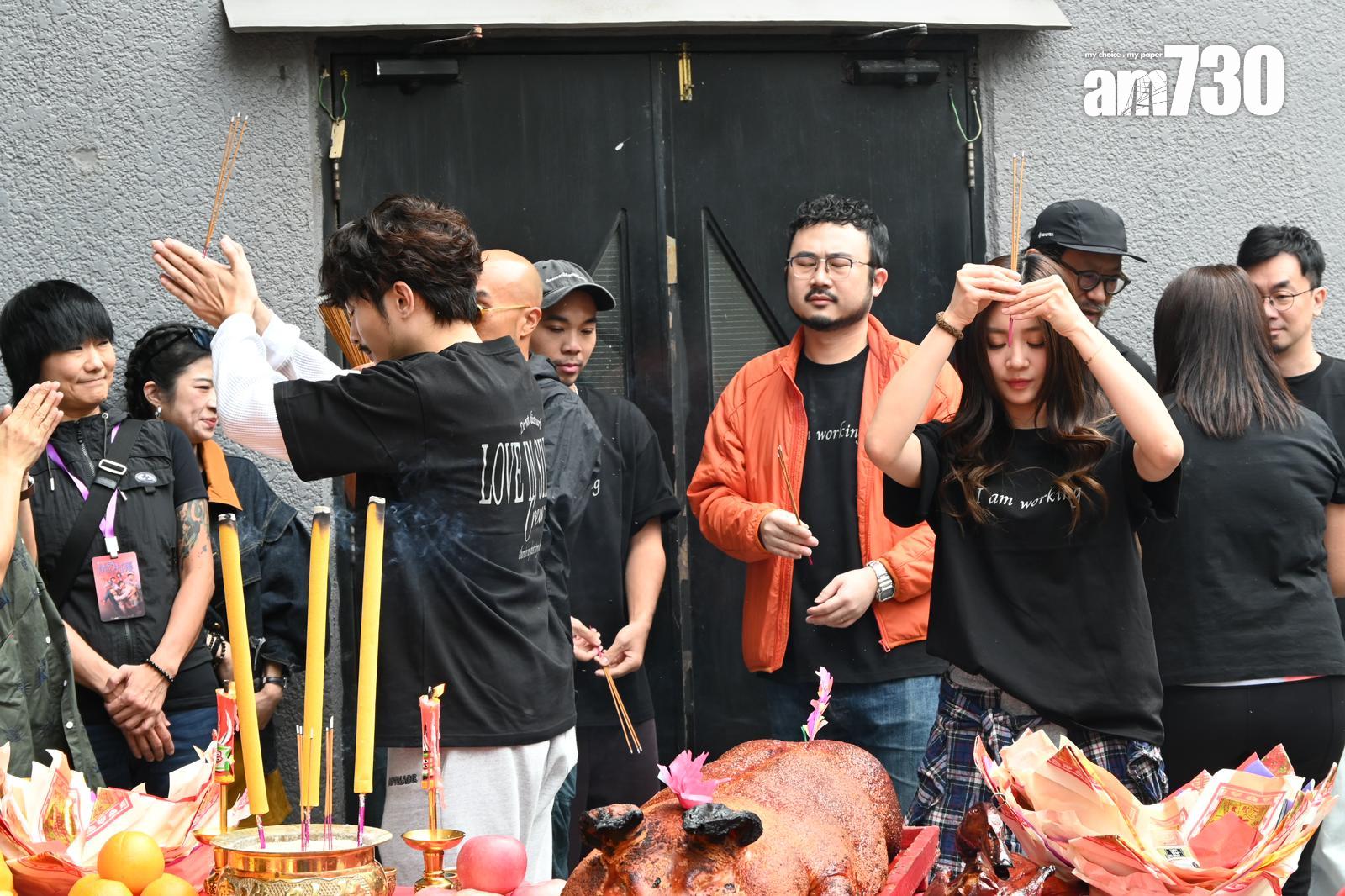 《請勿打擾》台前幕後今日進行拜神儀式。 (娛樂組攝)