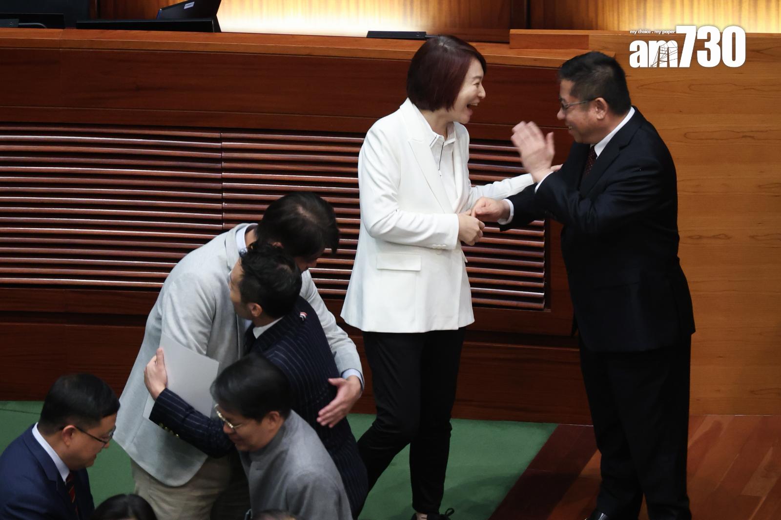 立法會本屆會期最後一次會議結束,議員在會議廳拍攝合照。(周令知攝)