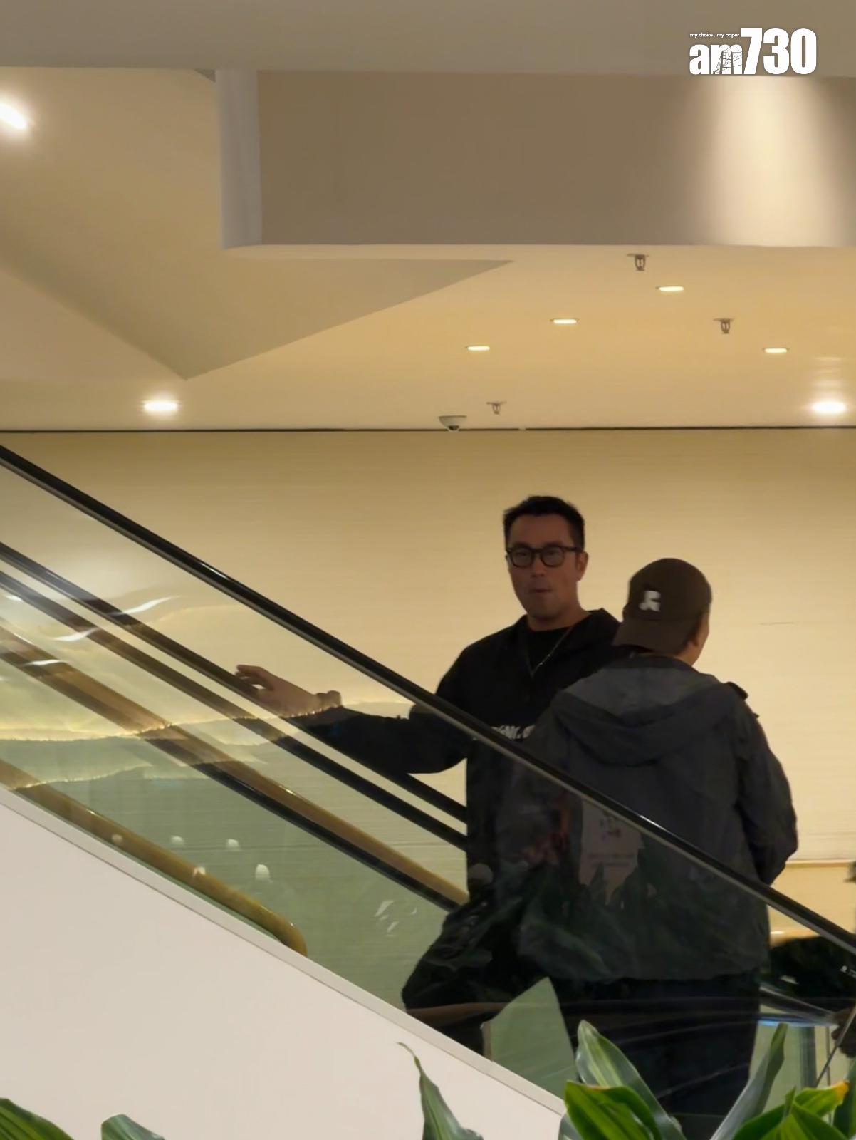 張孝全由兩名工作人員陪同逛商場,一身打扮相當隨意。 (娛樂組攝)