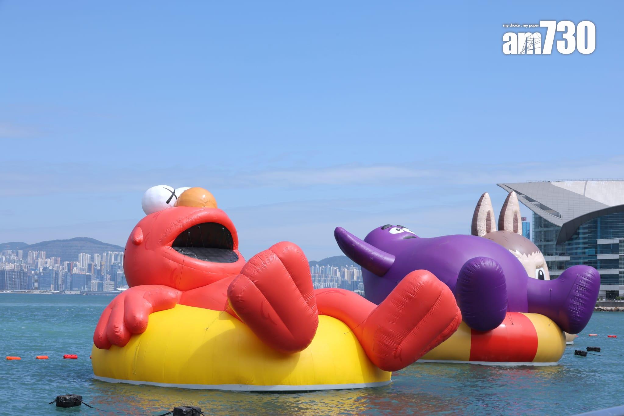 維港海上大巡遊呈現4卡通海上充氣雕塑(林俊源攝)