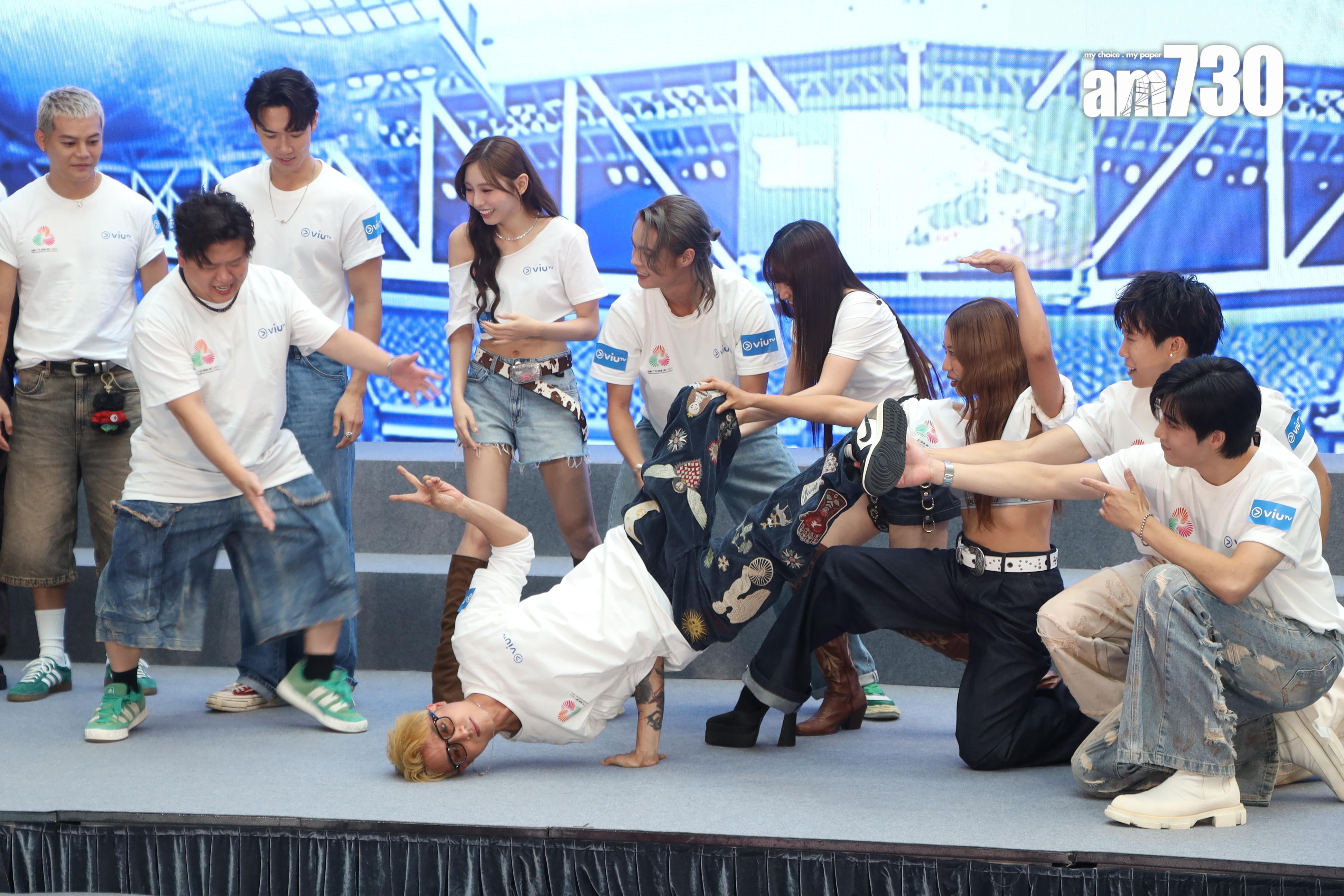 AK在《十五運會》記者會上「倒豎沖」30秒,自言起身見頭暈。(娛樂組攝)