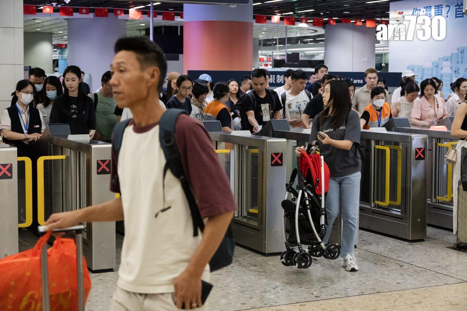 截至下午4時逾55萬人次出入境。(周令知攝)