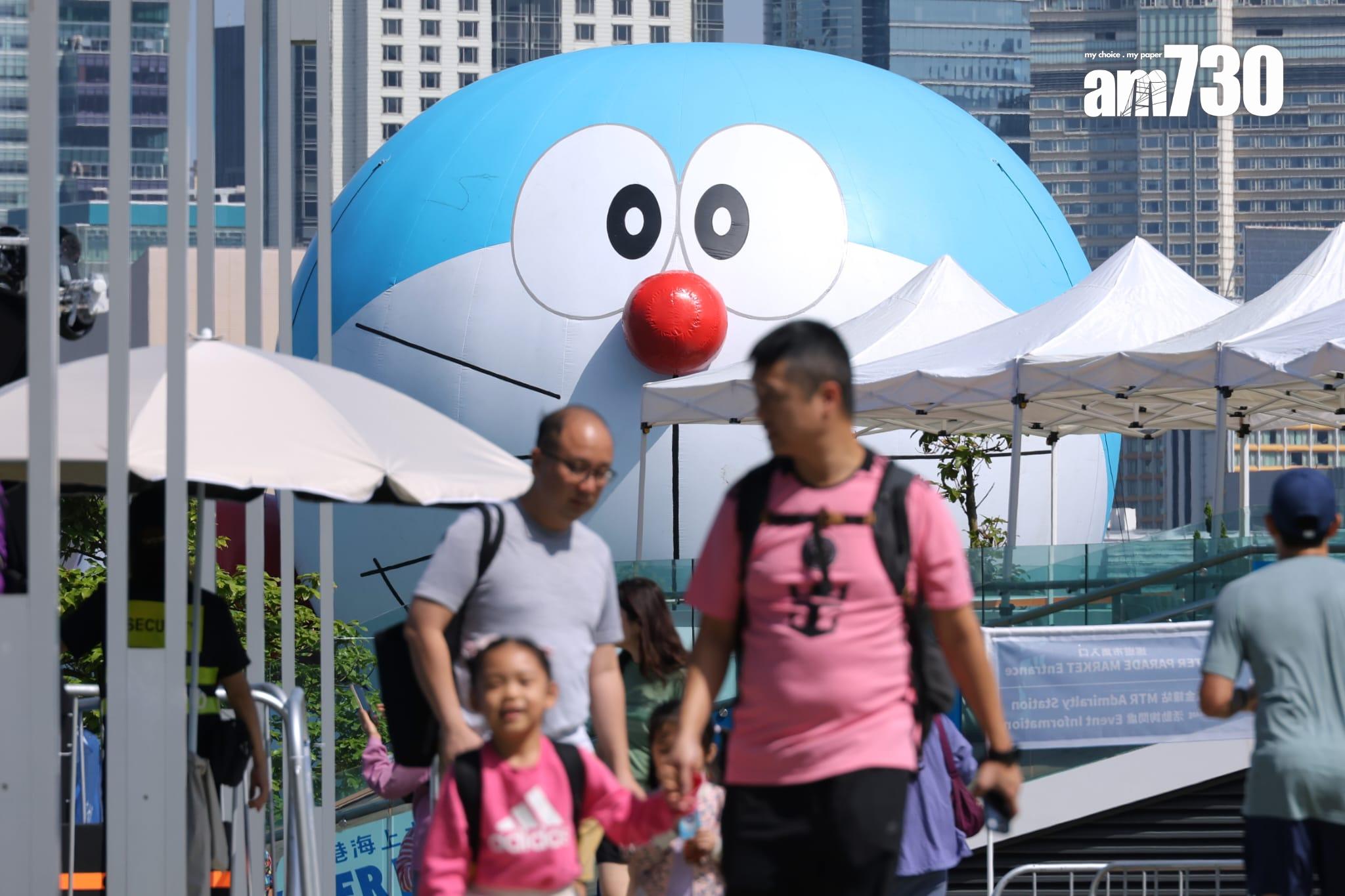 維港海上大巡遊呈現4卡通海上充氣雕塑(林俊源攝)