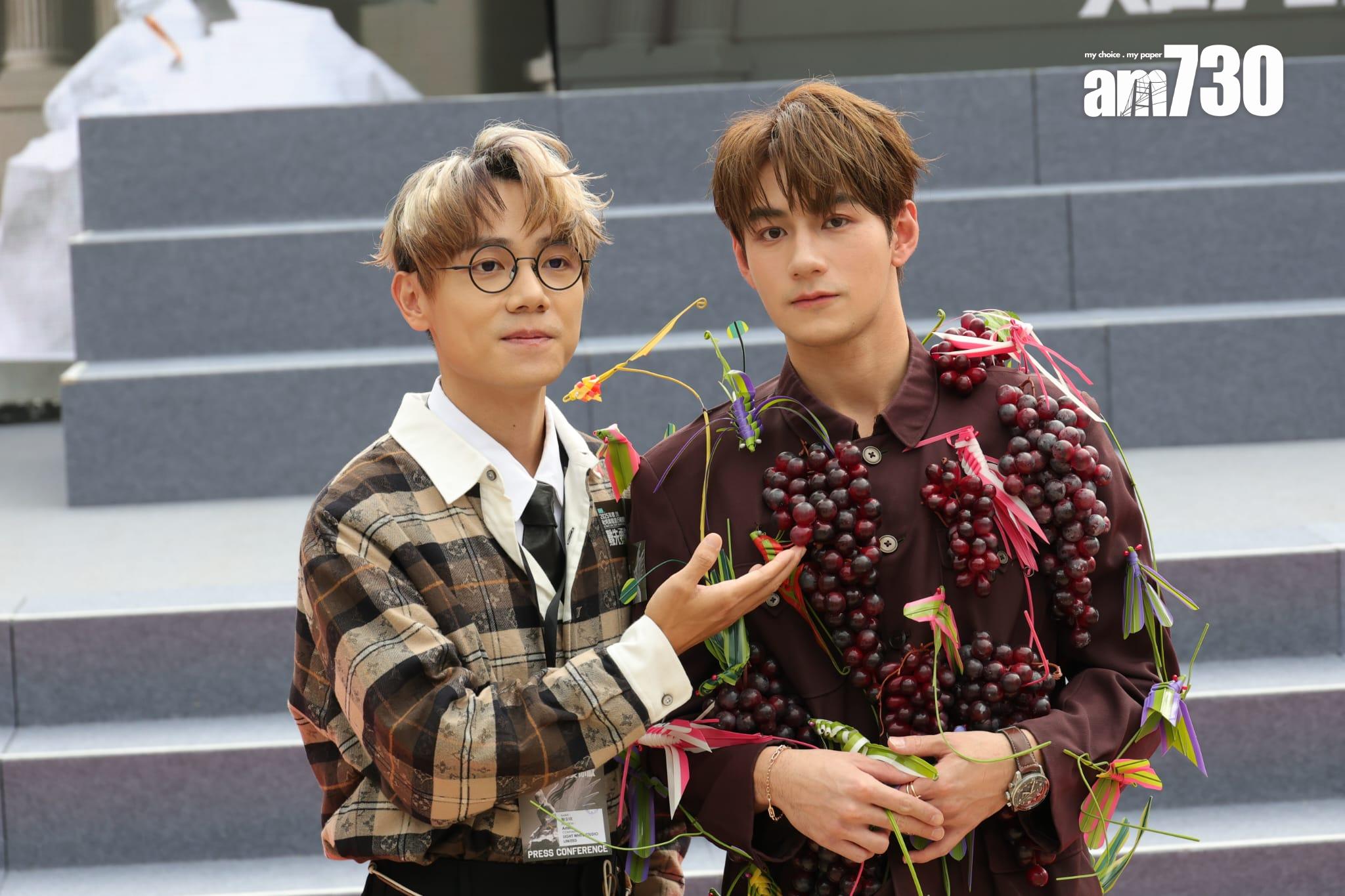 林家謙笑指Jeffrey「好大抽」提子。(吳康琦攝)