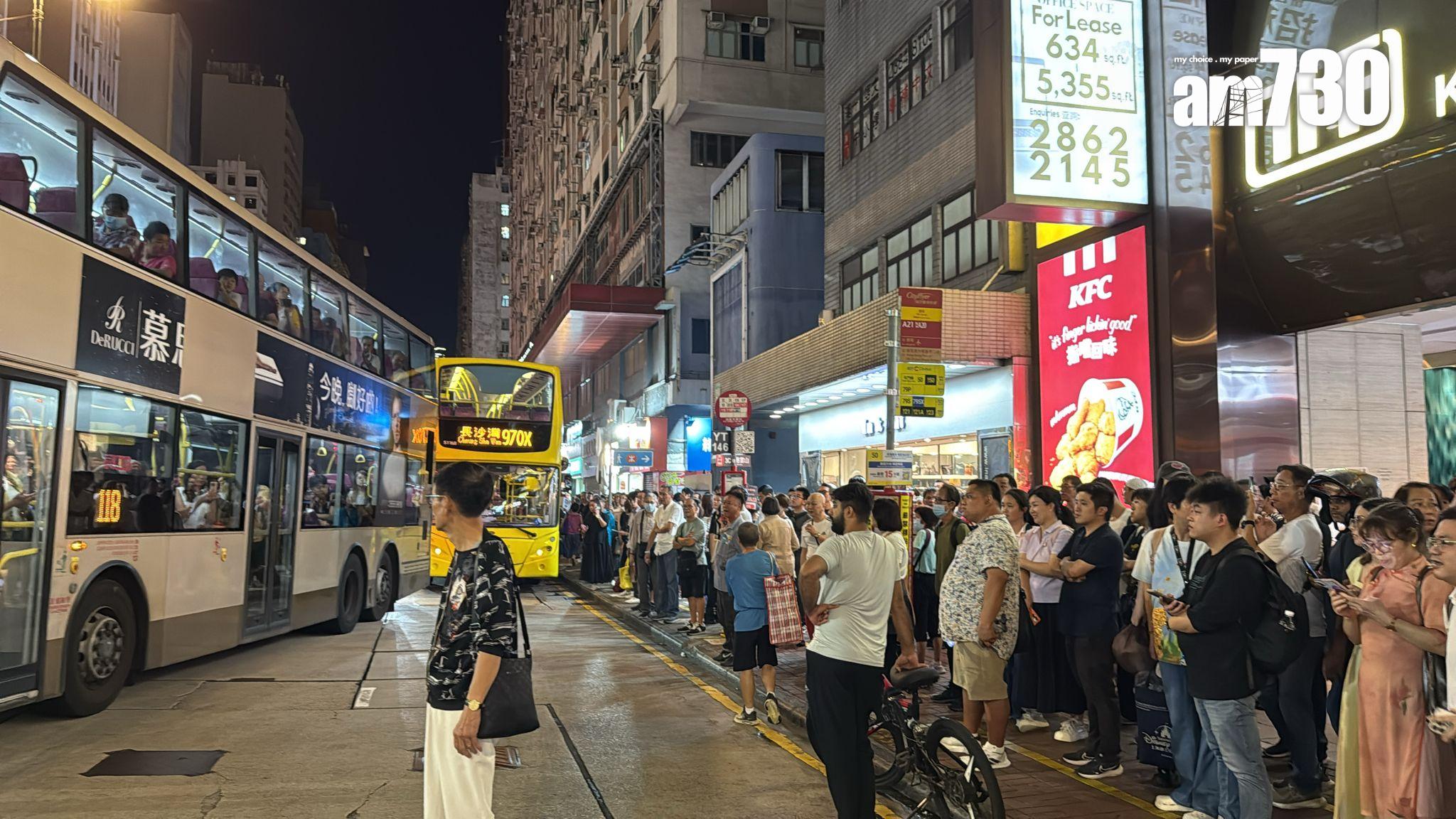 彌敦道發生懷疑醉酒鬧事事件,一名中年漢稱被一輛九巴拒載,於馬路中央阻擋巴士開出,男子離遠見到警察到場欲試圖離開,最後被阻截後由救護車帶走。(《am730》記者攝)