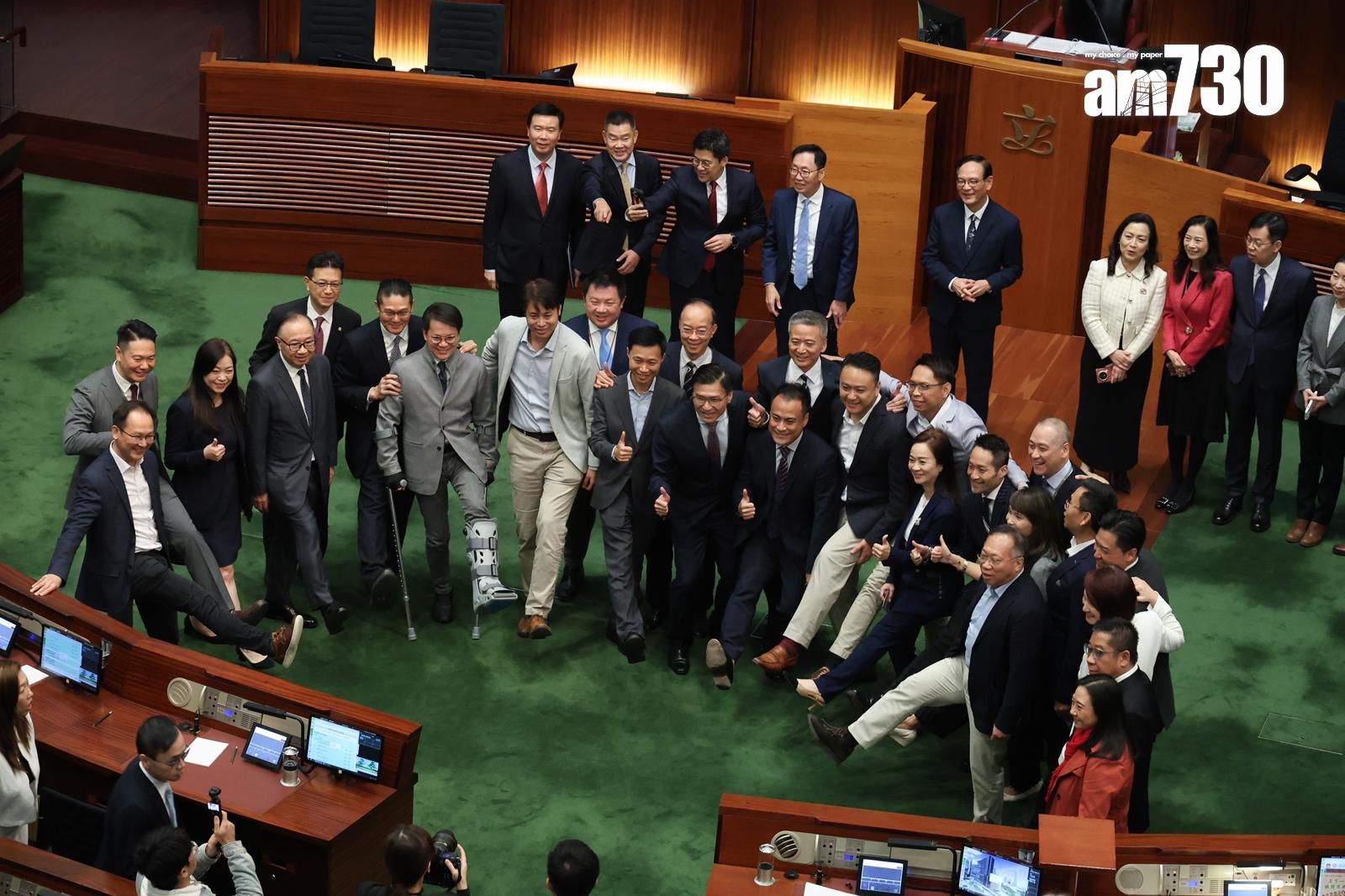 立法會本屆會期最後一次會議結束,議員在會議廳拍攝大合照。(周令知攝)