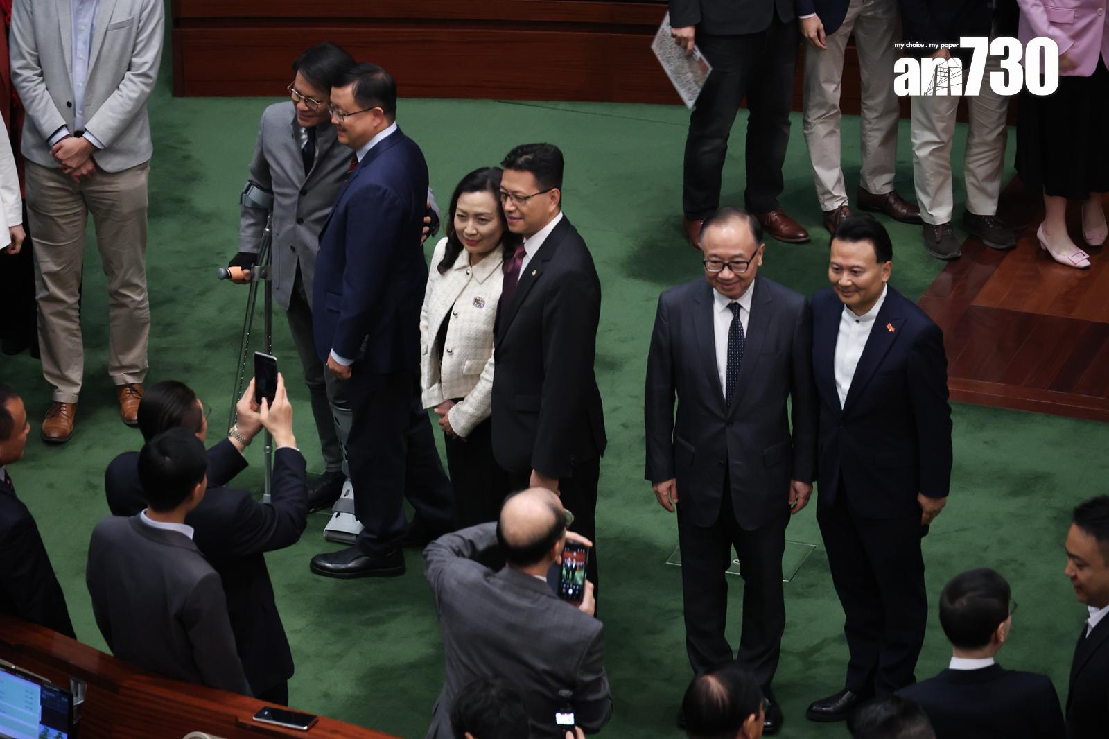 立法會本屆會期最後一次會議結束,議員在會議廳拍攝合照。(周令知攝)