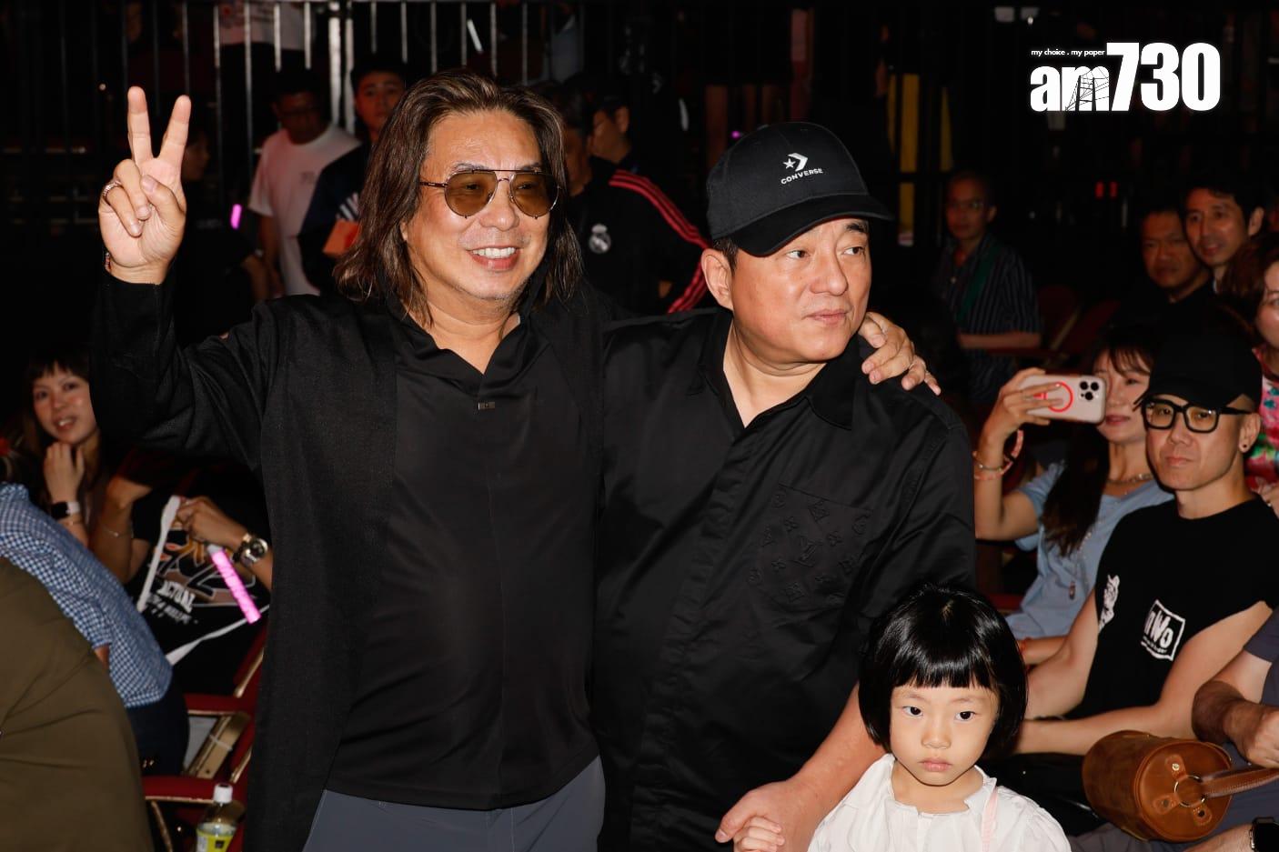 杜德偉巡迴演唱會舉行香港站尾場,林敏驄和呂方一家三口入場支持。(蘇文傑攝)