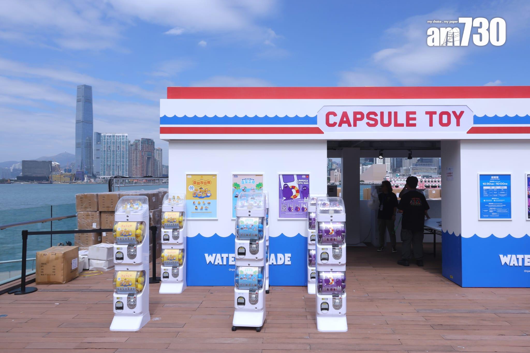 維港海上大巡遊呈現4卡通海上充氣雕塑(林俊源攝)