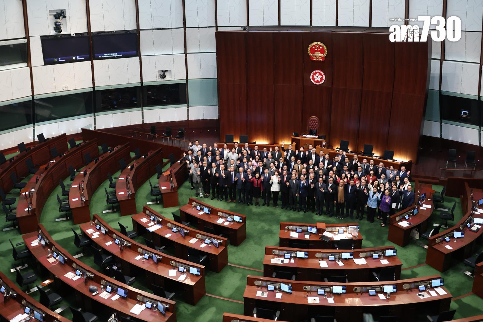 立法會本屆會期最後一次會議結束,議員在會議廳拍攝大合照。(周令知攝)