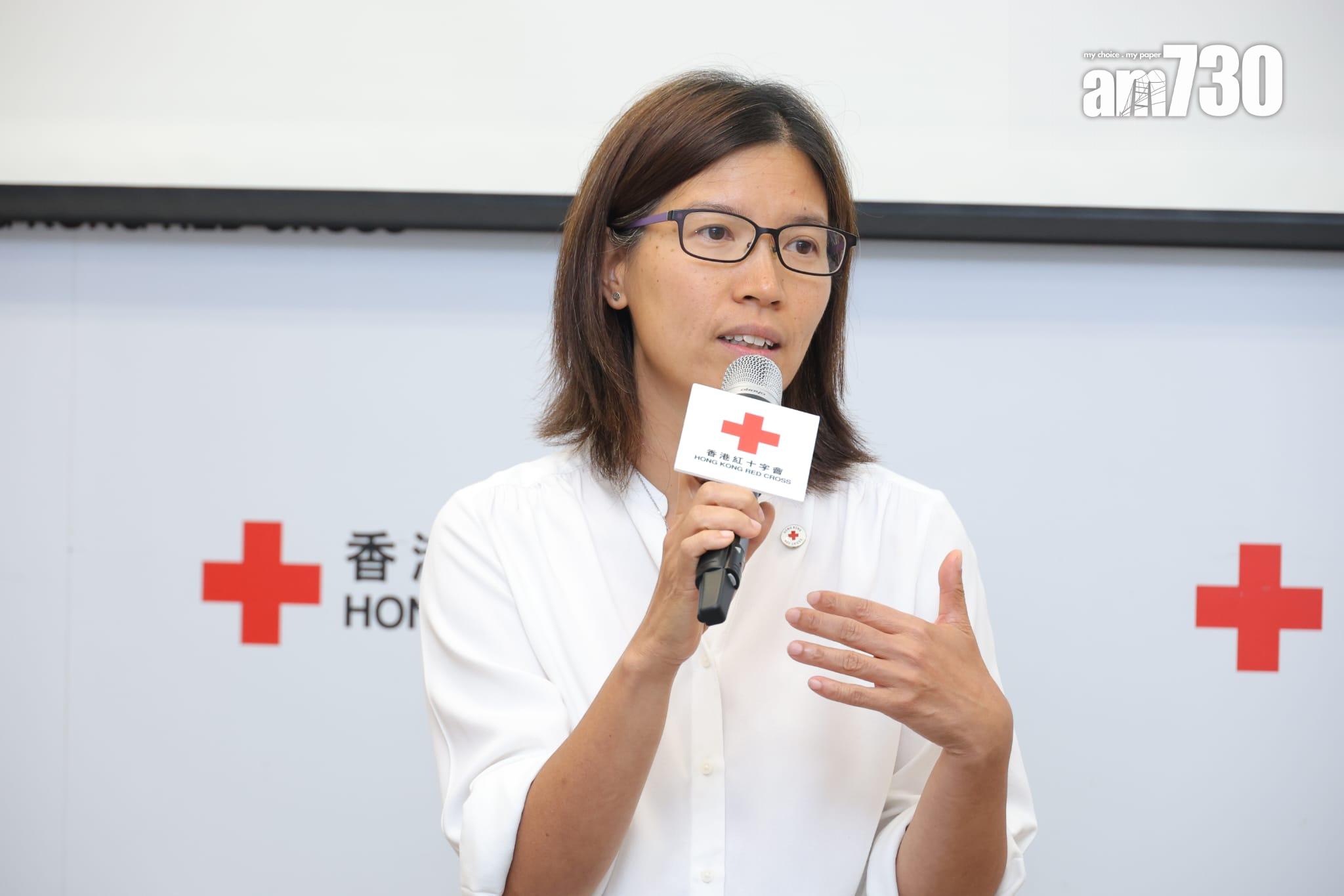 香港紅十字會國際及賑災主管程德君醫生感謝義工的無私奉獻。(林俊源攝)