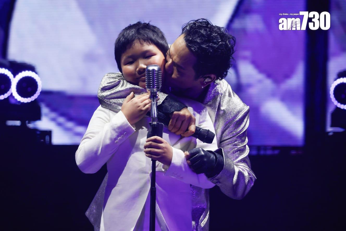 杜德偉巡迴演唱會舉行香港站尾場,與8歲囝囝AJ合唱《What a wonderful world》。(蘇文傑攝)